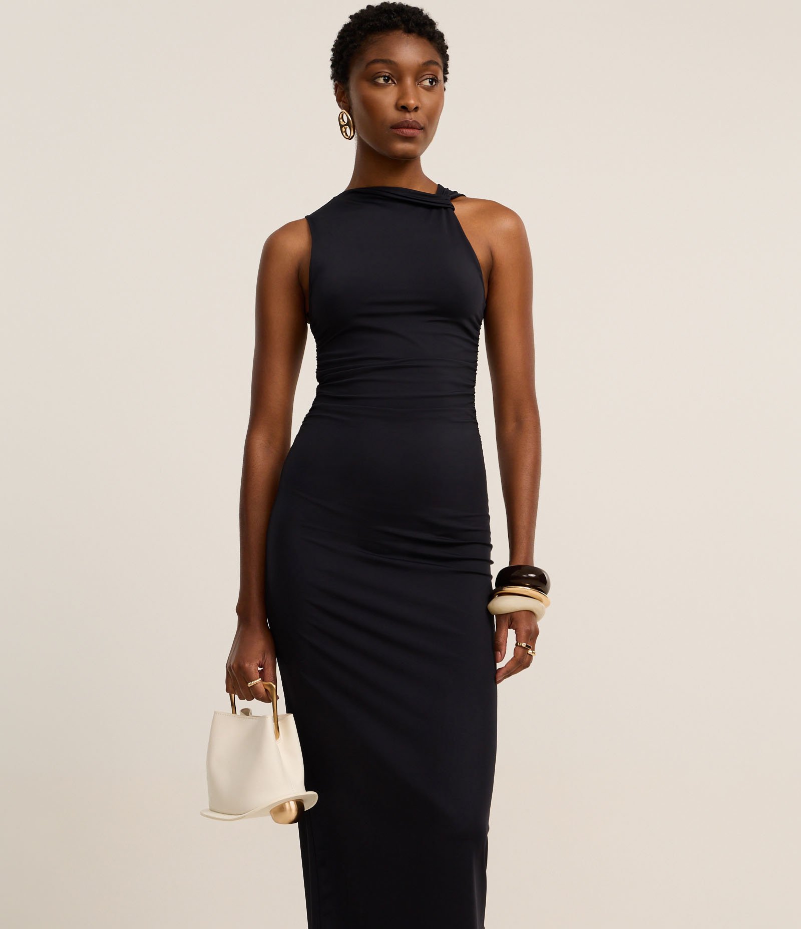 Vestido Midi em Microfibra com Drapeado Lateral e Ombro Diferenciado Preto 1