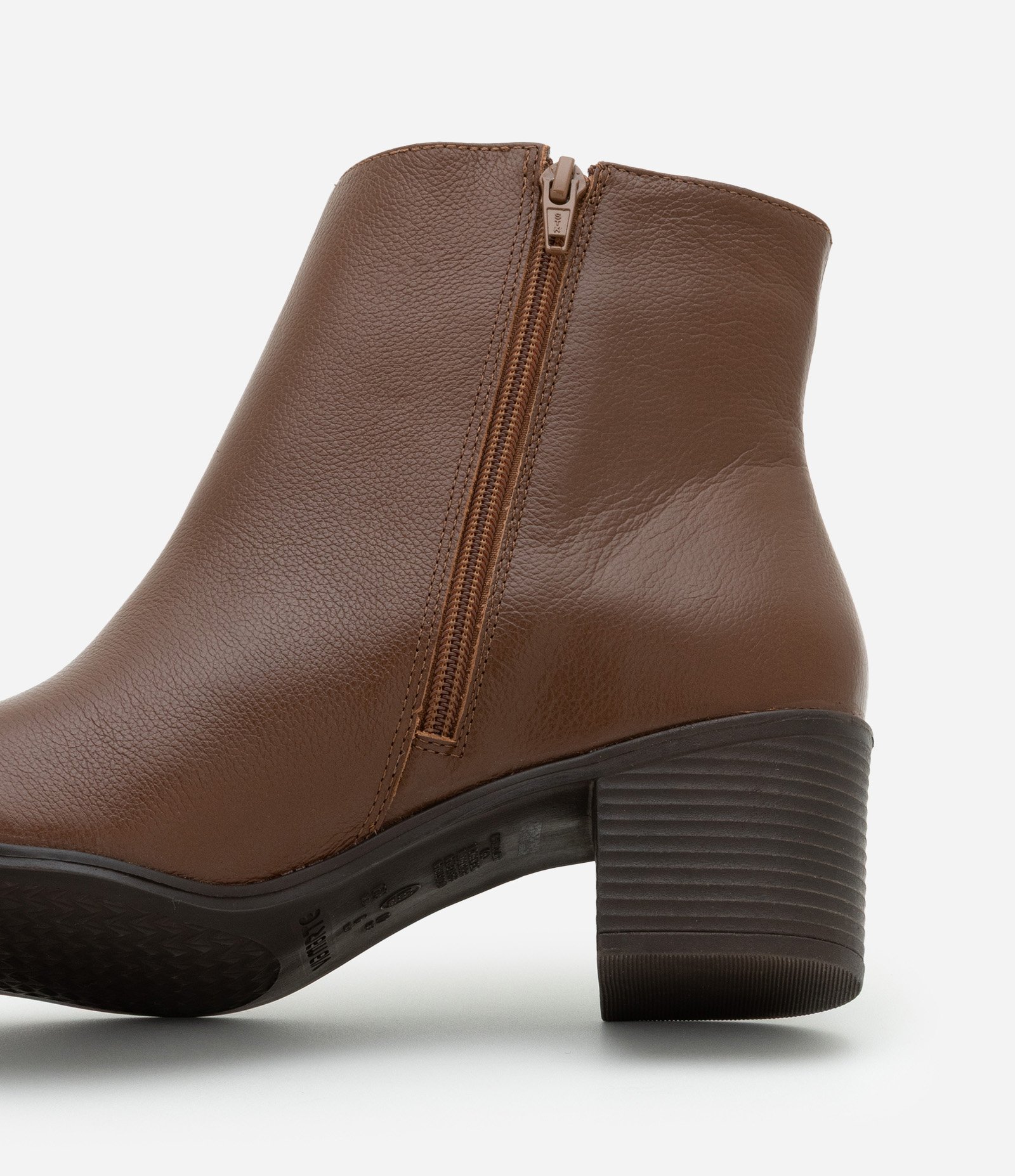 Bota de Couro com Cano Baixo e Detalhe Lateral Contrastante Marrom 4