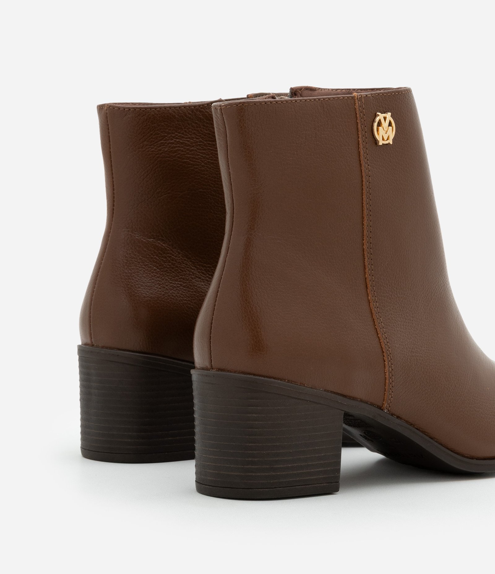 Bota de Couro com Cano Baixo e Detalhe Lateral Contrastante Marrom 6