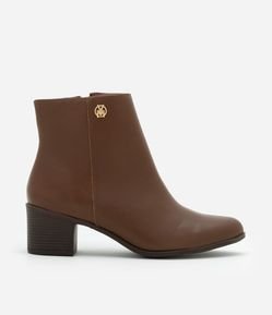 Bota de Couro com Cano Baixo e Detalhe Lateral Contrastante