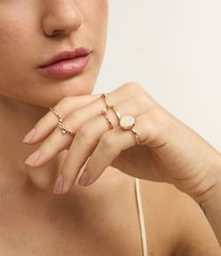 Kit 06 Anéis em Metal com Textura e Detalhe em Pérola