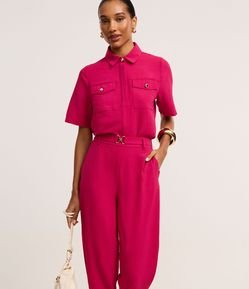 Calça Cenoura Cintura Alta em Airflow com Fivelas Metalizadas