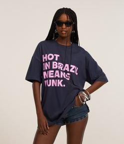 Camiseta Over em Algodão com Estampa Lettering Hot in Brazil means funk