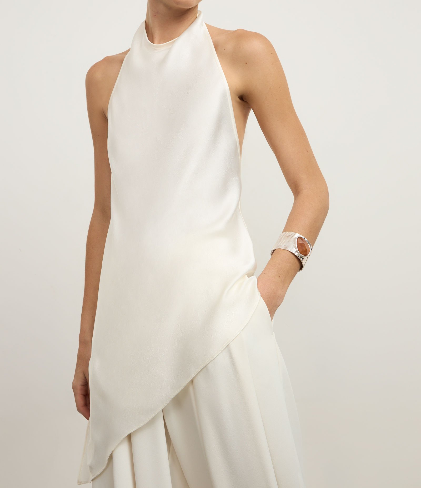 Bracelete em Resina Rígido em Prata Escovado com Detalhe Centralizado Marrom 1