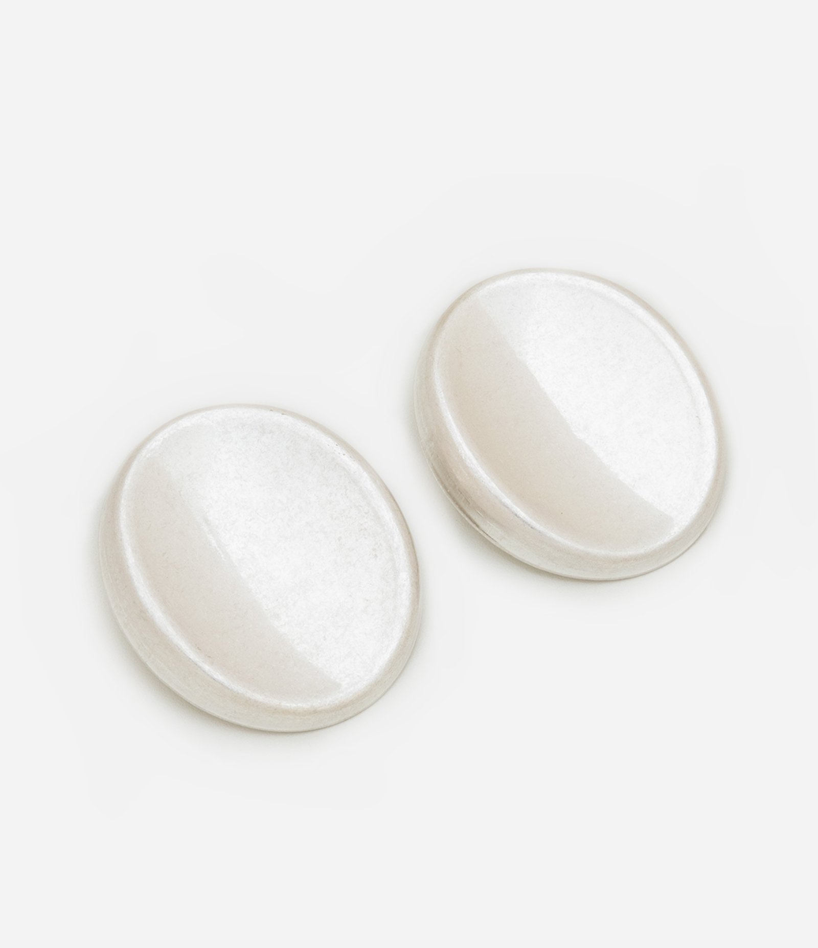 Brinco Botão Oval em Prata Escovado Marrom 1