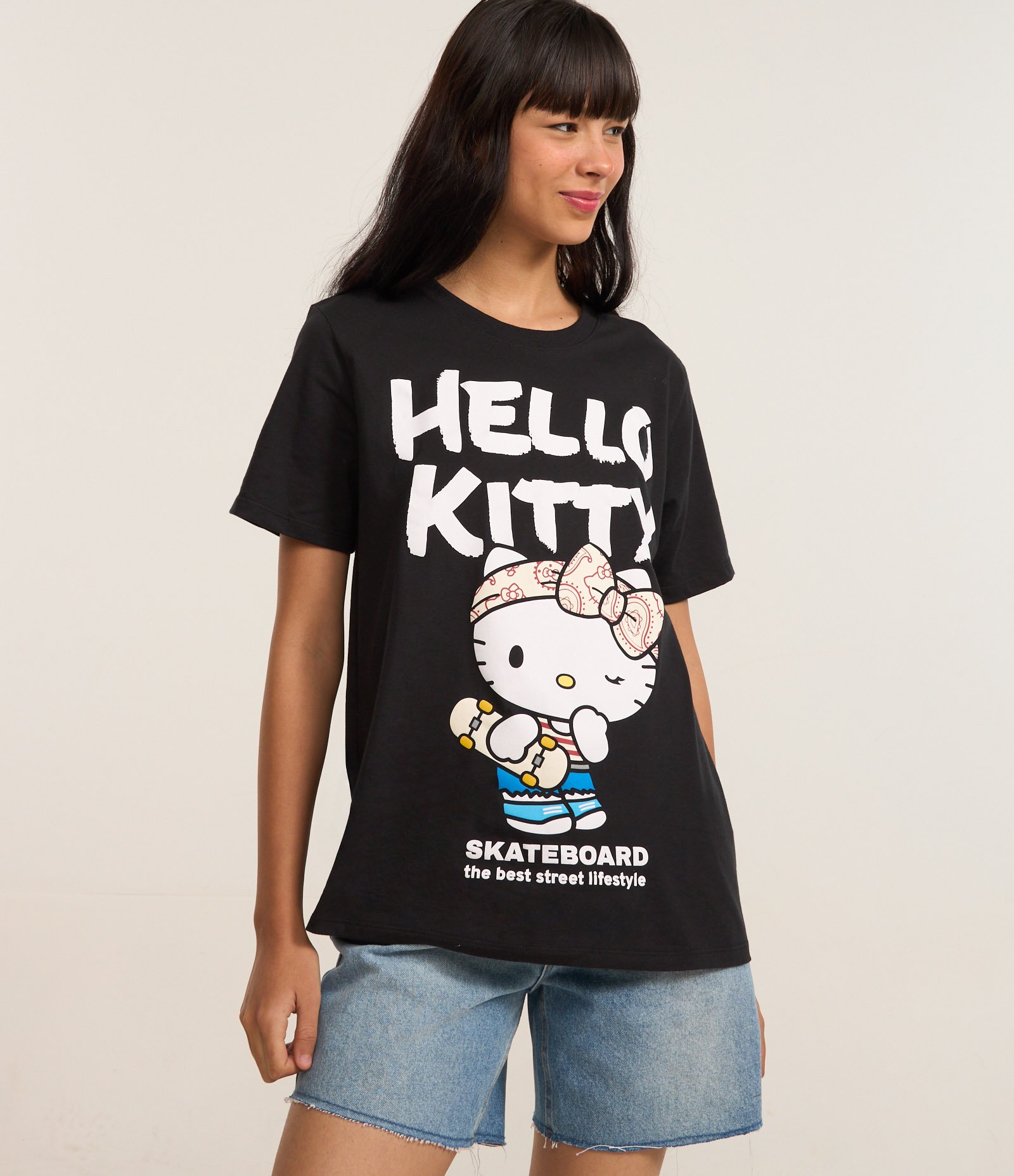 Camiseta Alongada em Algodão com Estampa Hello Kitty Skateboard Preto 1