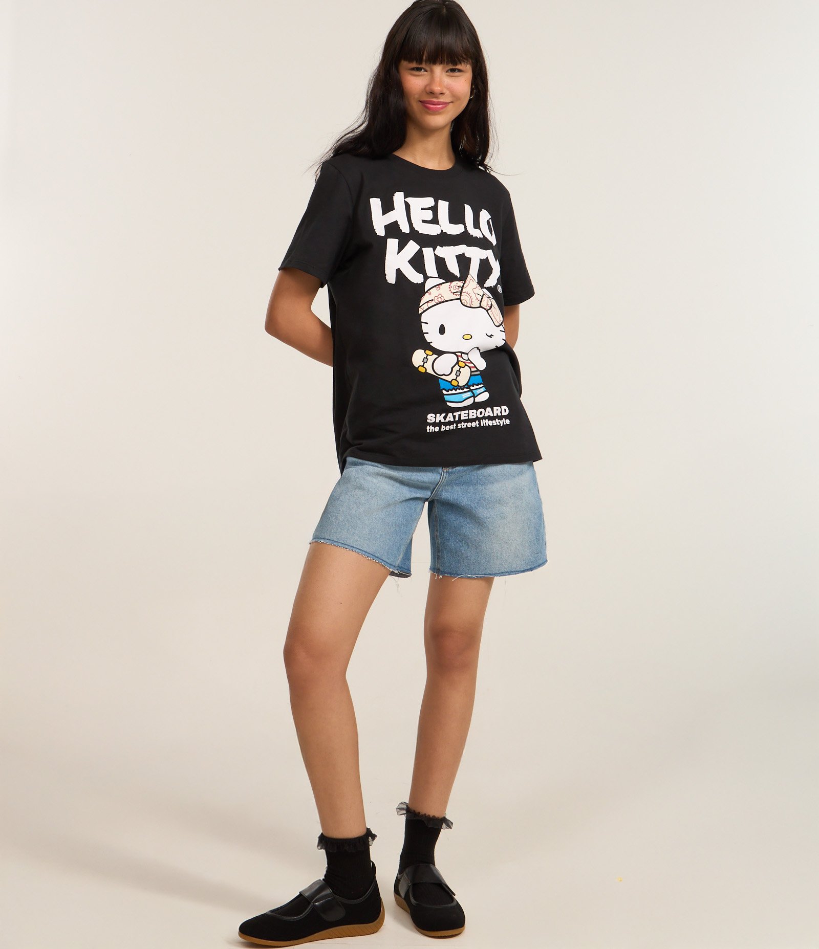 Camiseta Alongada em Algodão com Estampa Hello Kitty Skateboard Preto 3