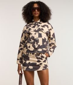 Saia Curta em Sarja Animal Print Vaca com Cinto Largo e Fivela