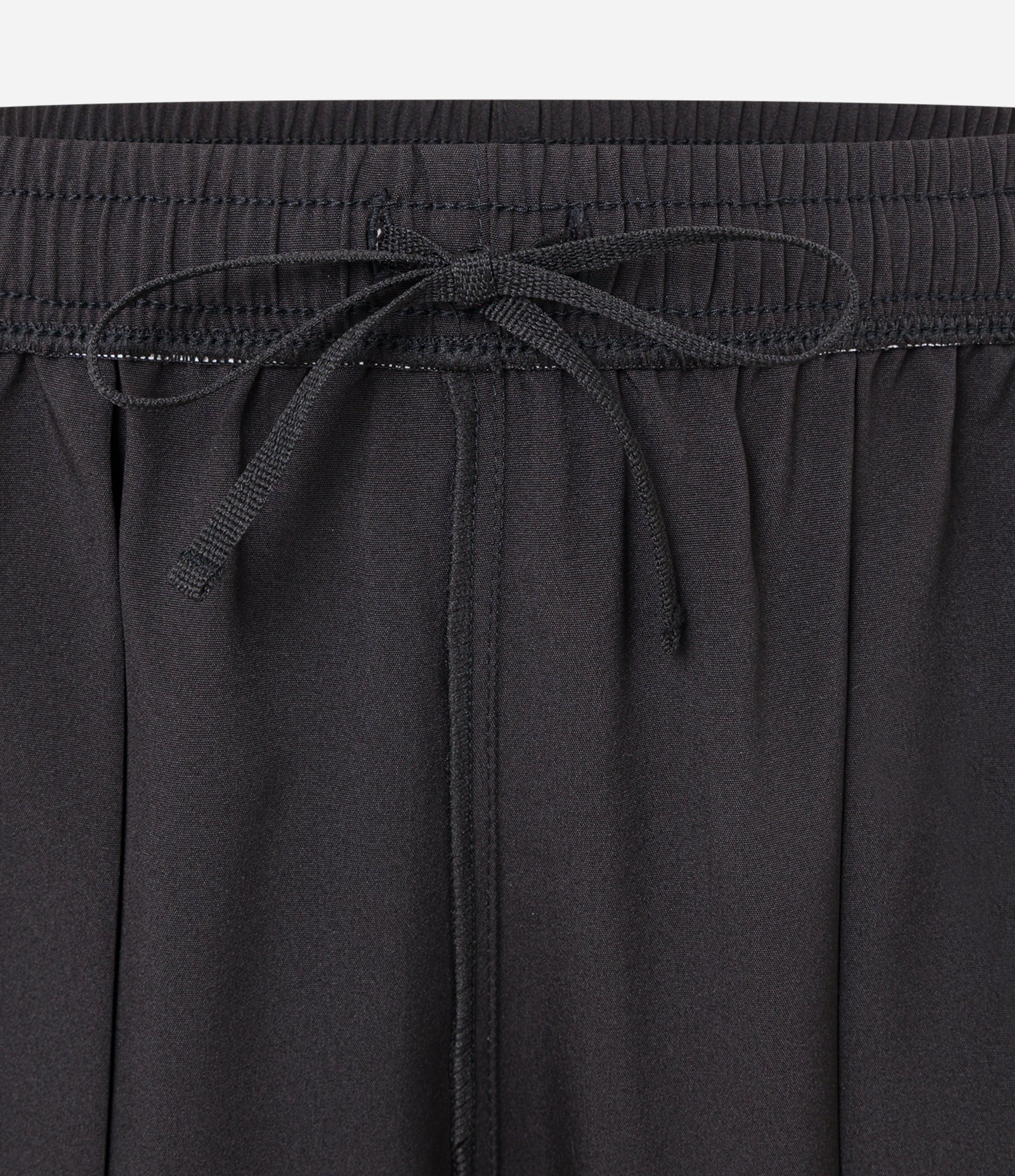 Bermuda Regular Esportiva com Cós Elástico Preto 7