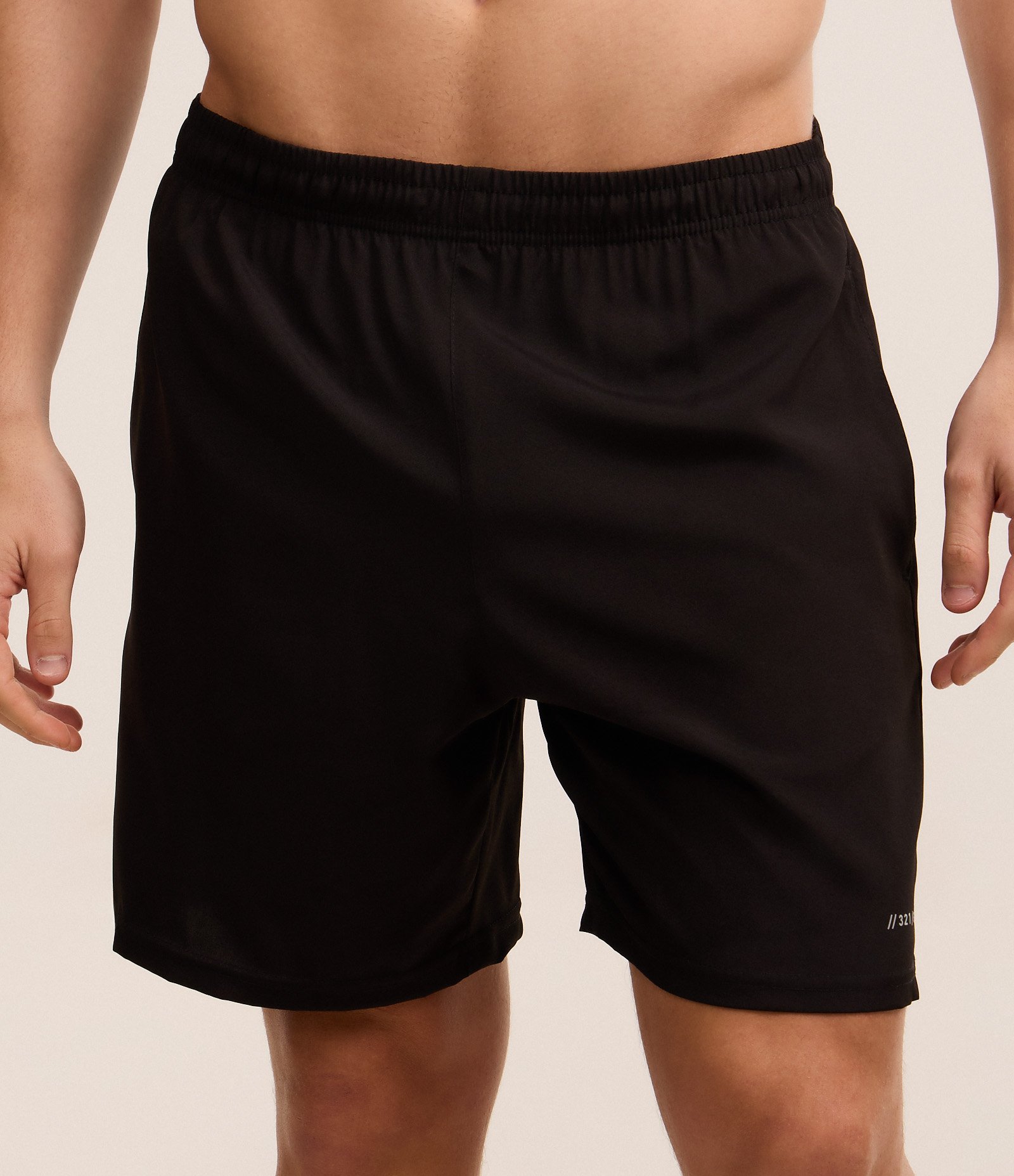 Bermuda Regular Esportiva com Cós Elástico Preto 2