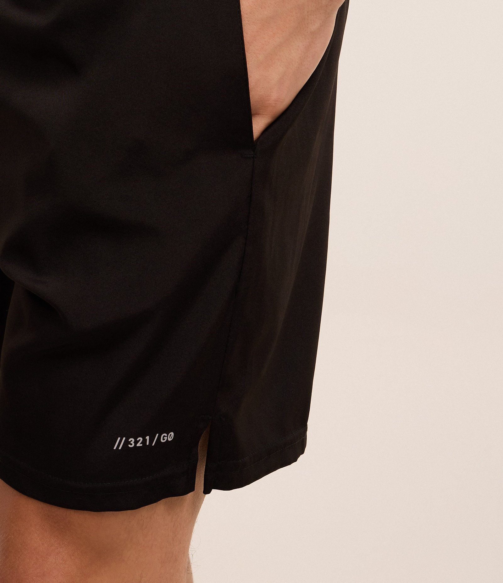 Bermuda Regular Esportiva com Cós Elástico Preto 4