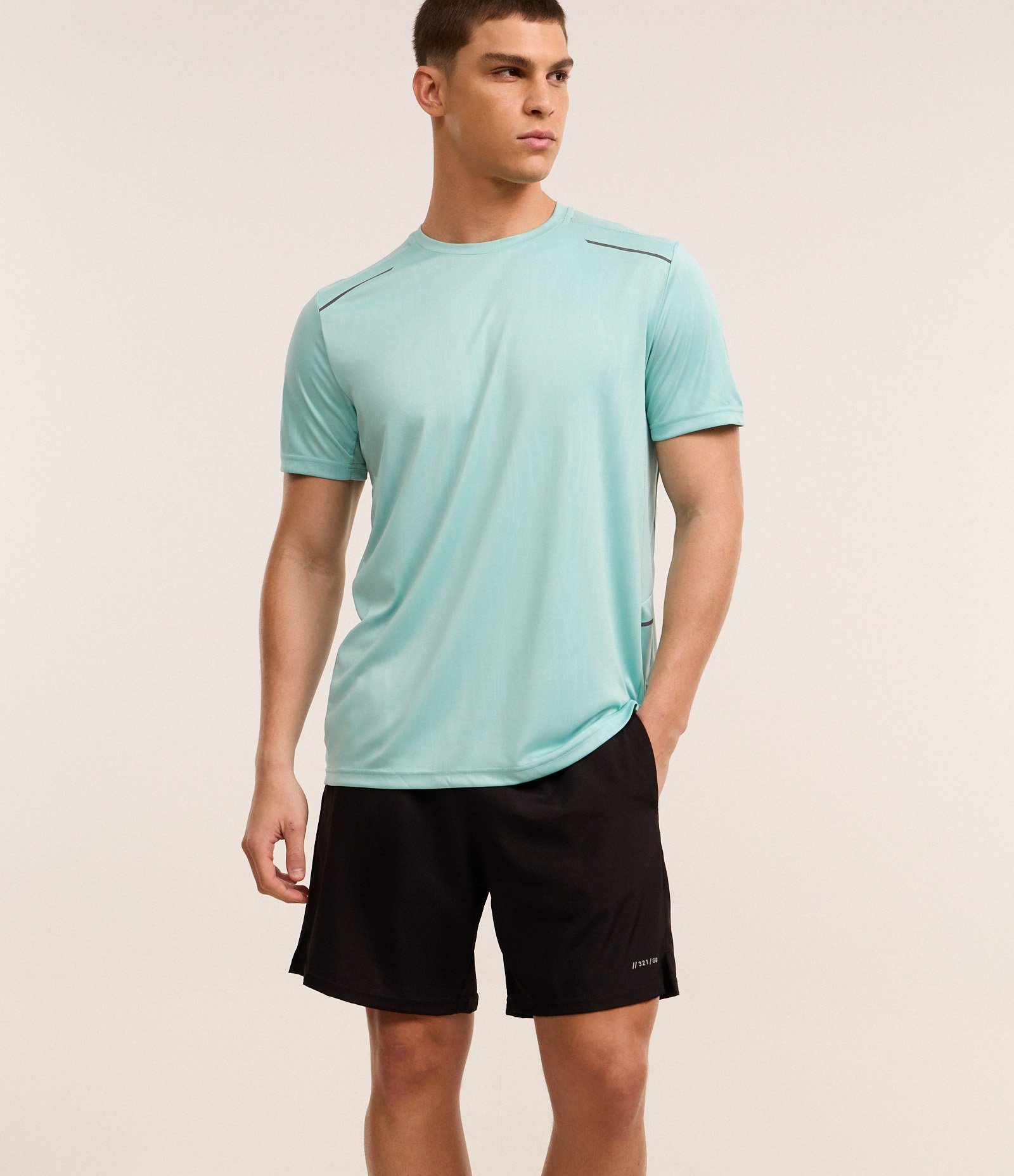 Bermuda Regular Esportiva com Cós Elástico Preto 5