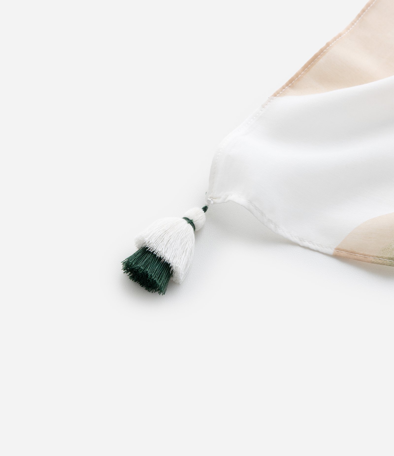 Canga Retangular em Chiffon com Estampa de Folhagem de Buriti e Tassel Branco 4