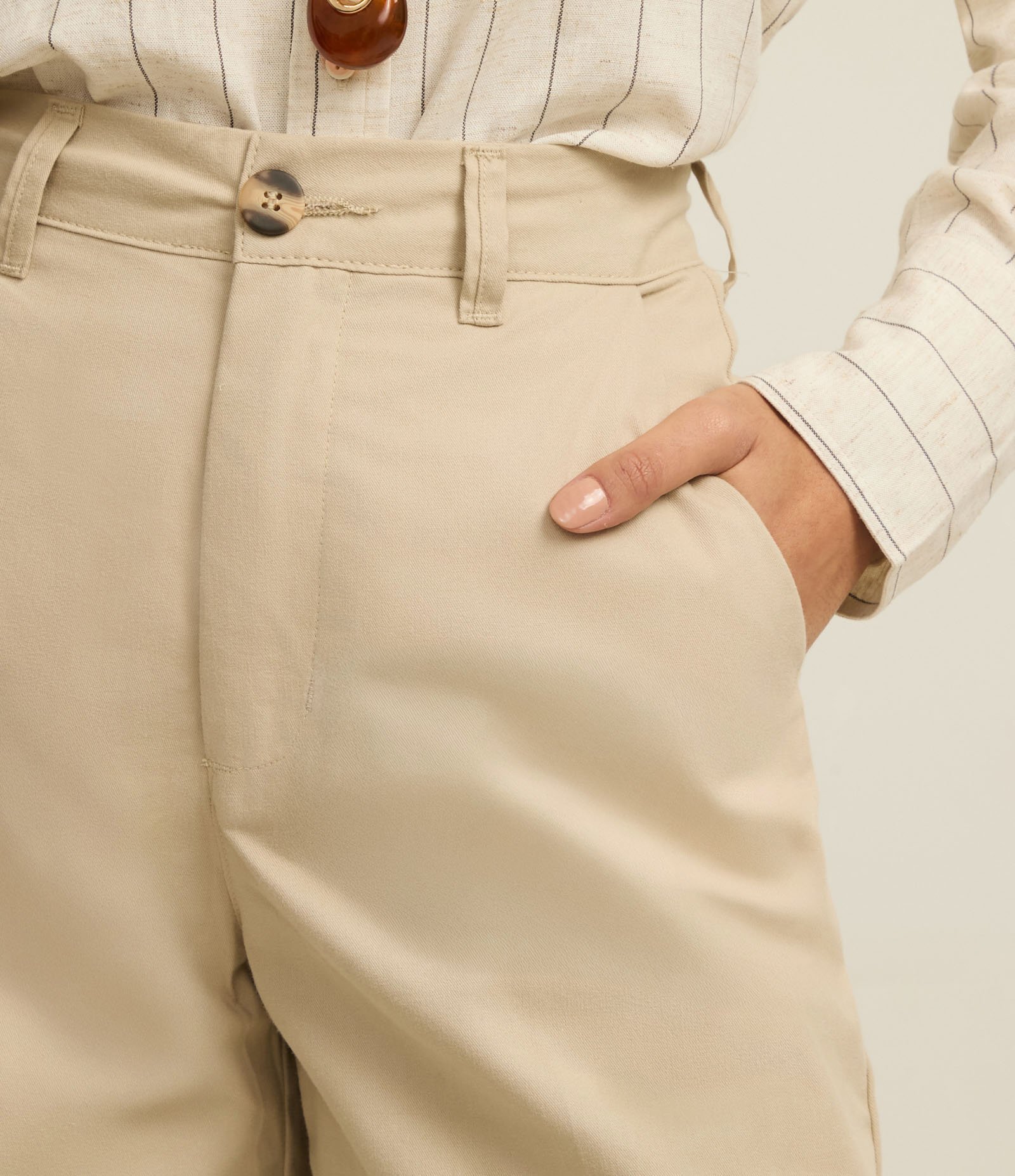 Bermuda Alfaiatada Cintura Média em Sarja com Bolsos Bege 4