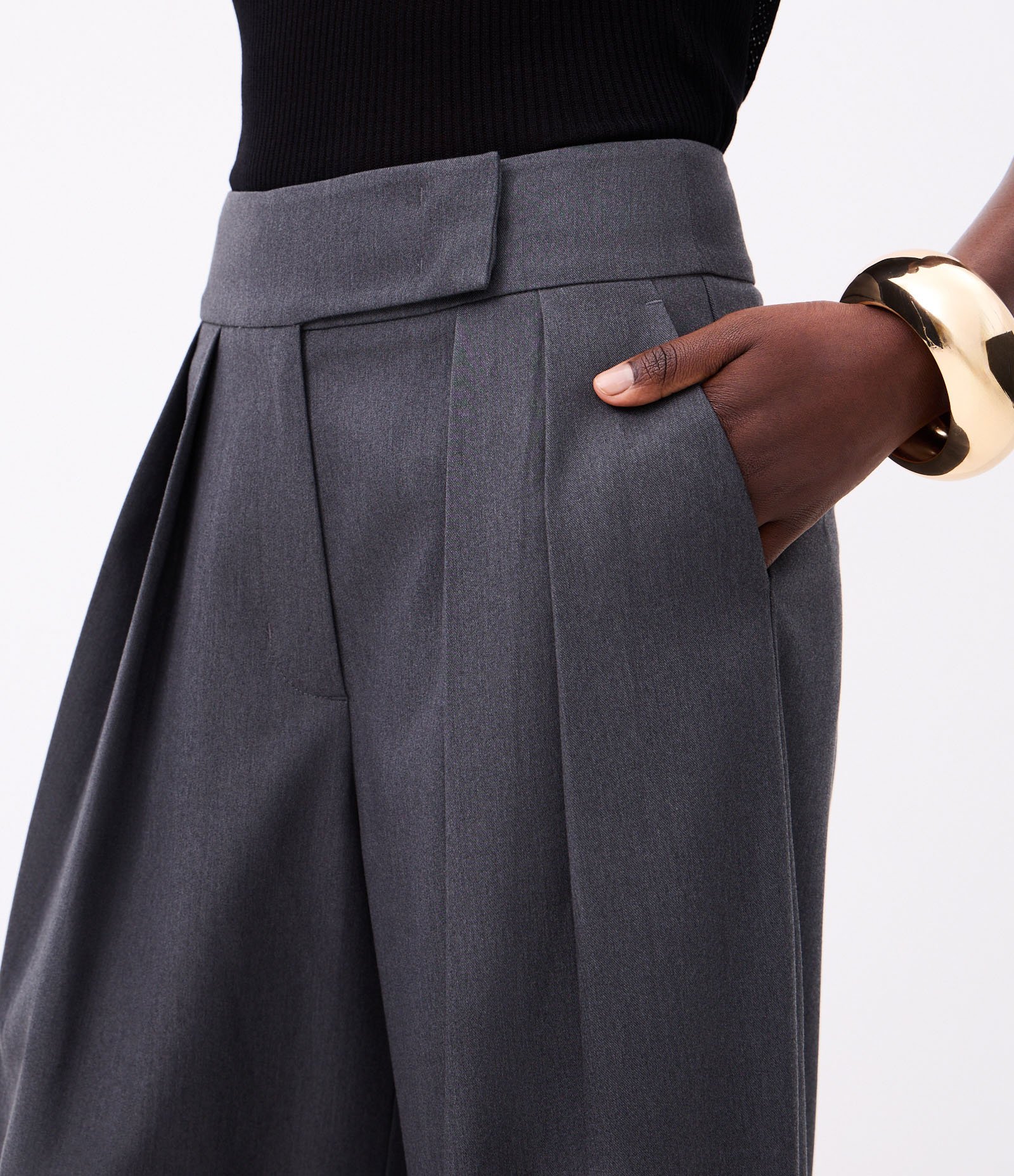 Calça Reta Alfaitada com Pregas e Transpasse no Cós Cinza 5