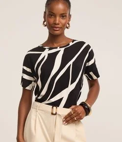 Blusa em Viscose com Recorte na Manga e Estampa Abstrata