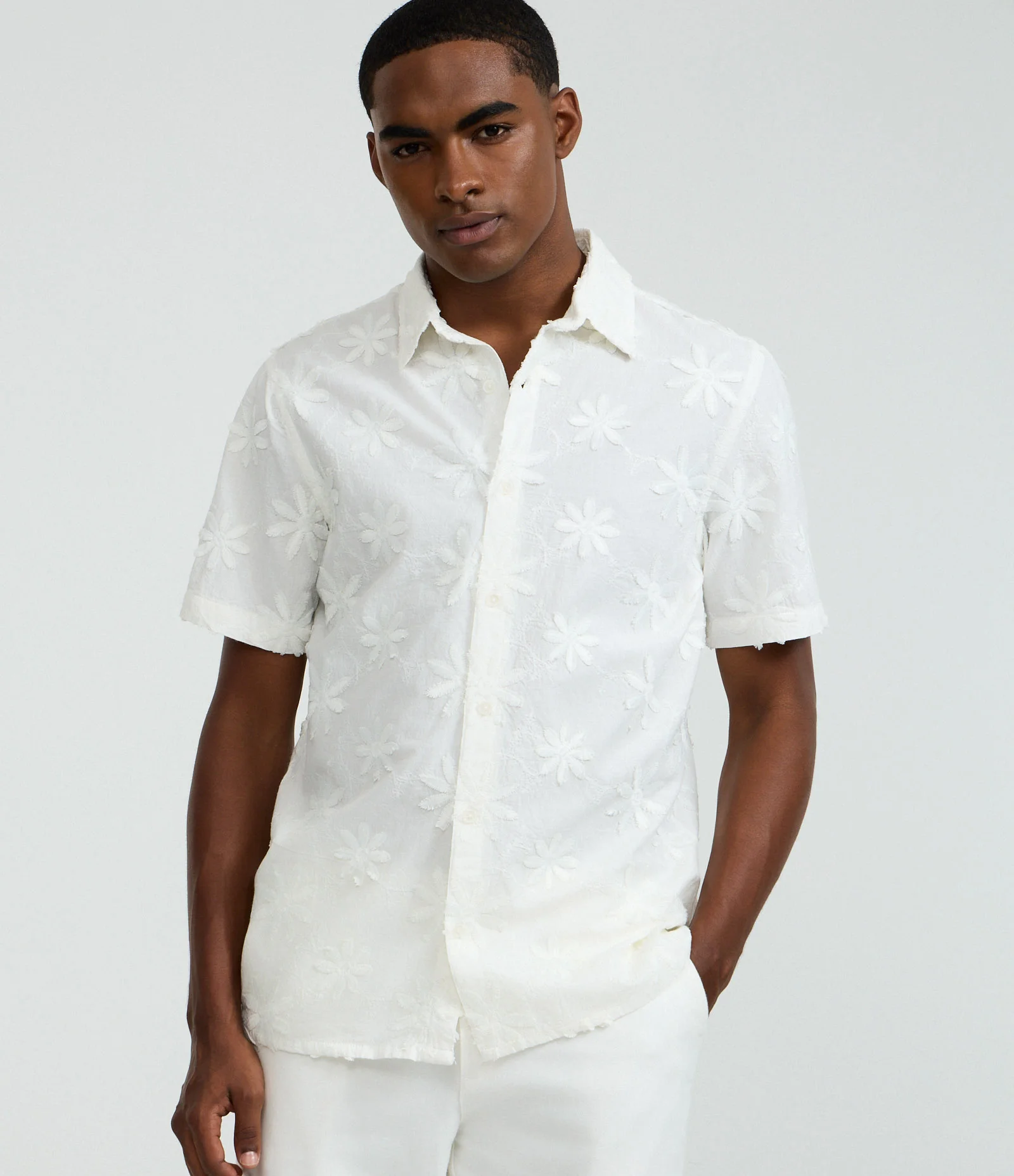 Camisa Comfort em Algodão com Estampa Bordada de Flores Branco 1