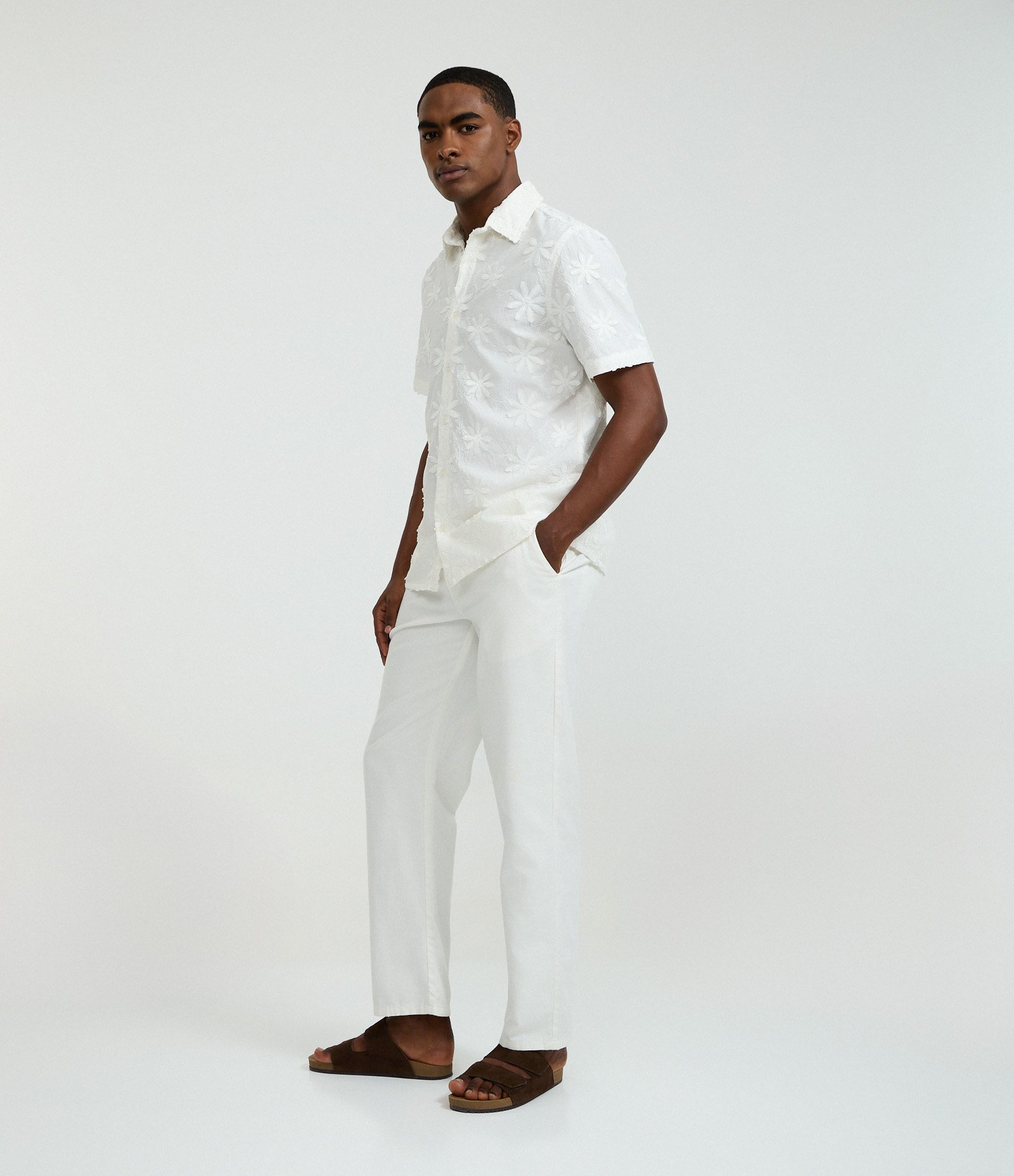 Camisa Comfort em Algodão com Estampa Bordada de Flores Branco 2