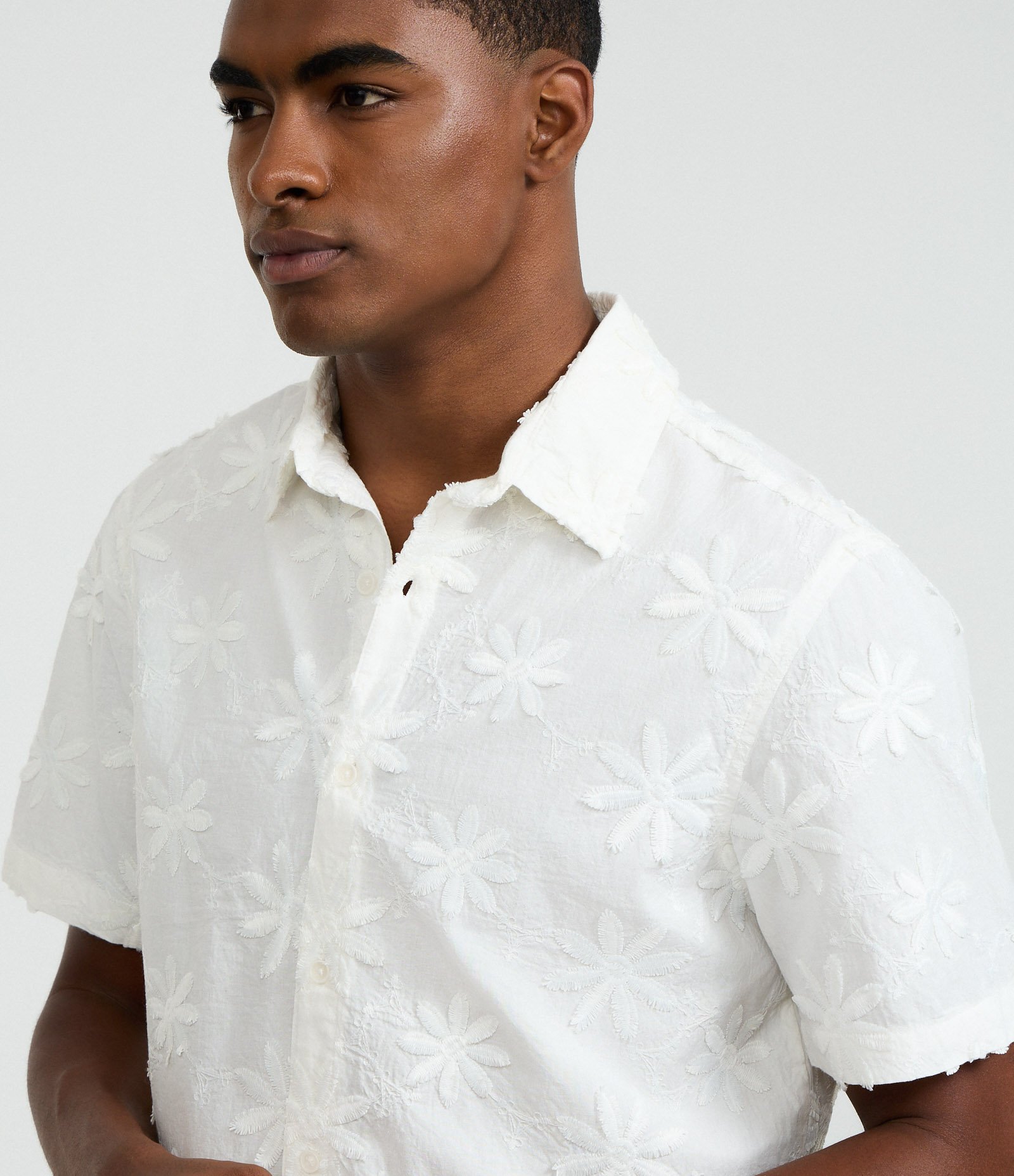 Camisa Comfort em Algodão com Estampa Bordada de Flores Branco 5