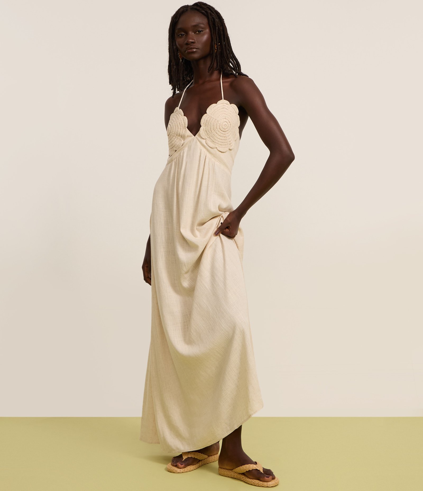 Vestido Frente Única em Viscolinho com Flor Efeito Crochê Bege 5