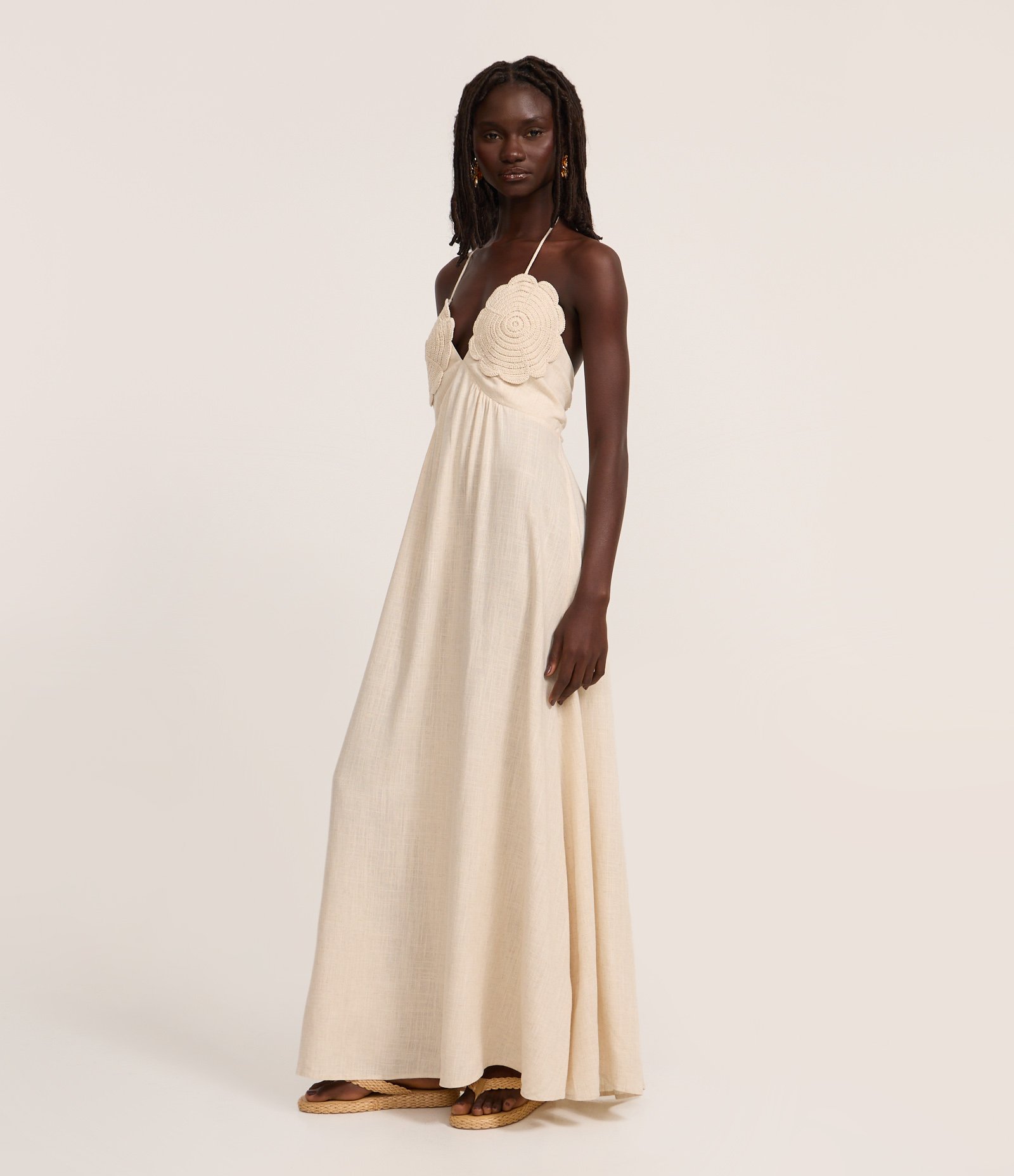 Vestido Frente Única em Viscolinho com Flor Efeito Crochê Bege 1