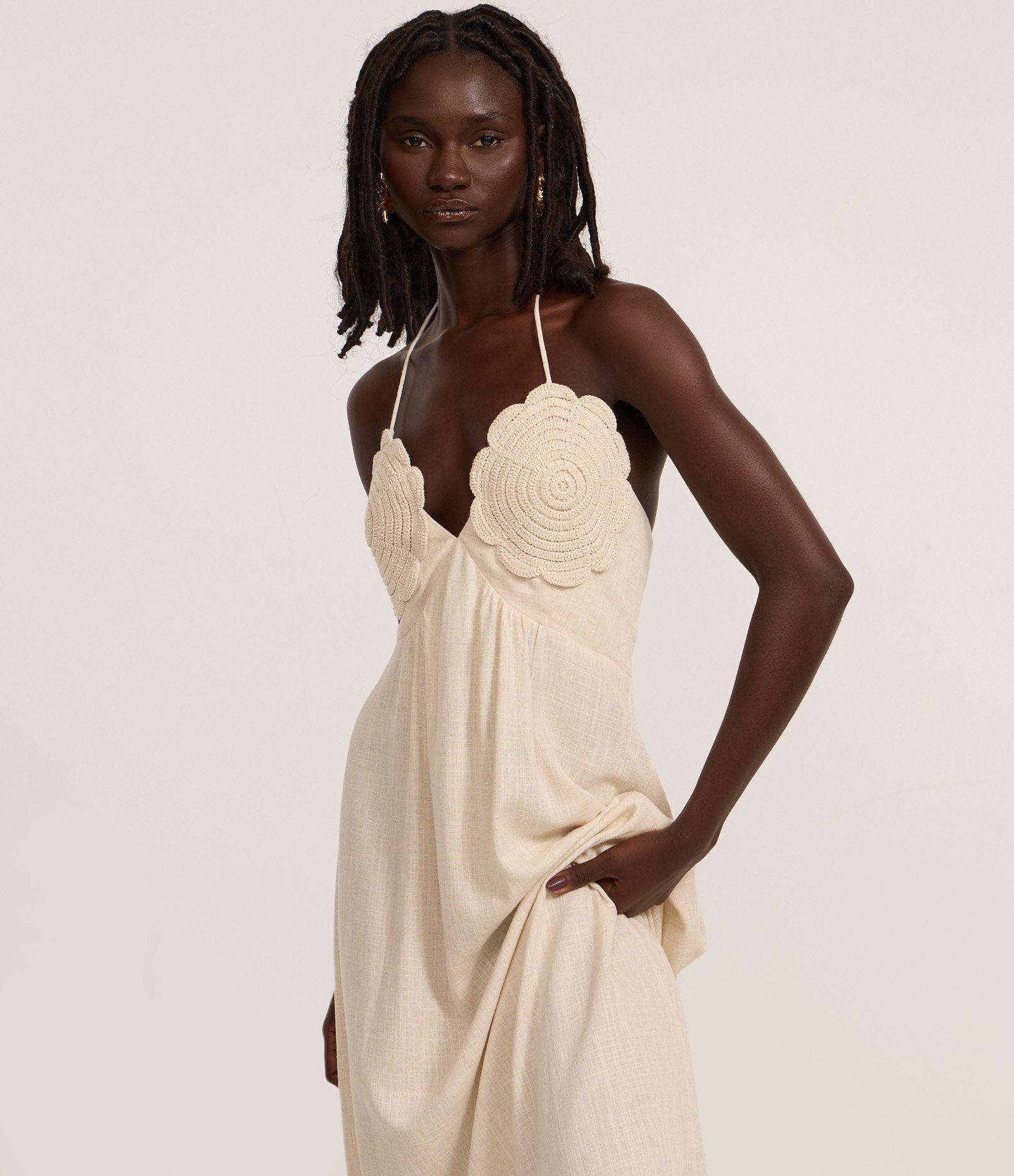 Vestido Frente Única em Viscolinho com Flor Efeito Crochê Bege 2