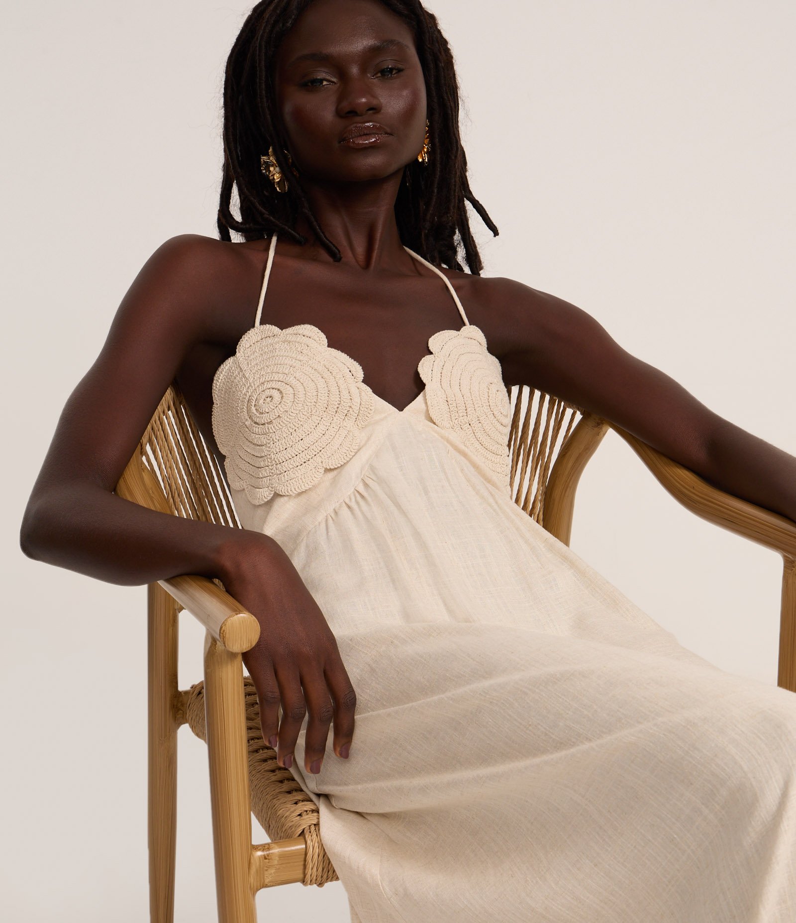 Vestido Frente Única em Viscolinho com Flor Efeito Crochê Bege 3