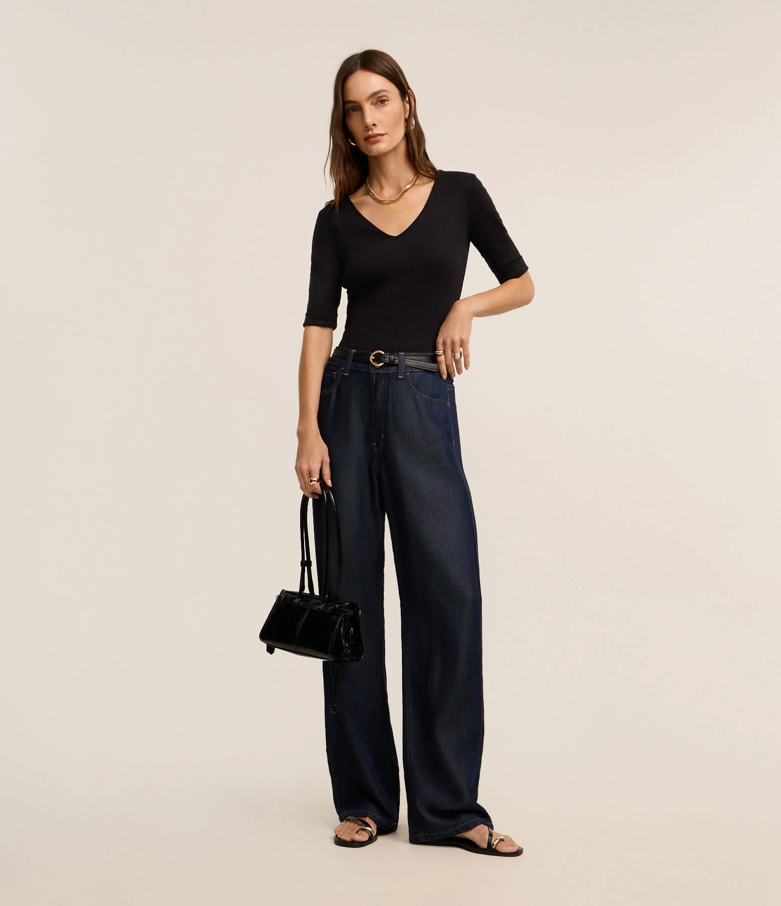 Blusa em Ribana com Decote V e Manga Dobrada Preto 2