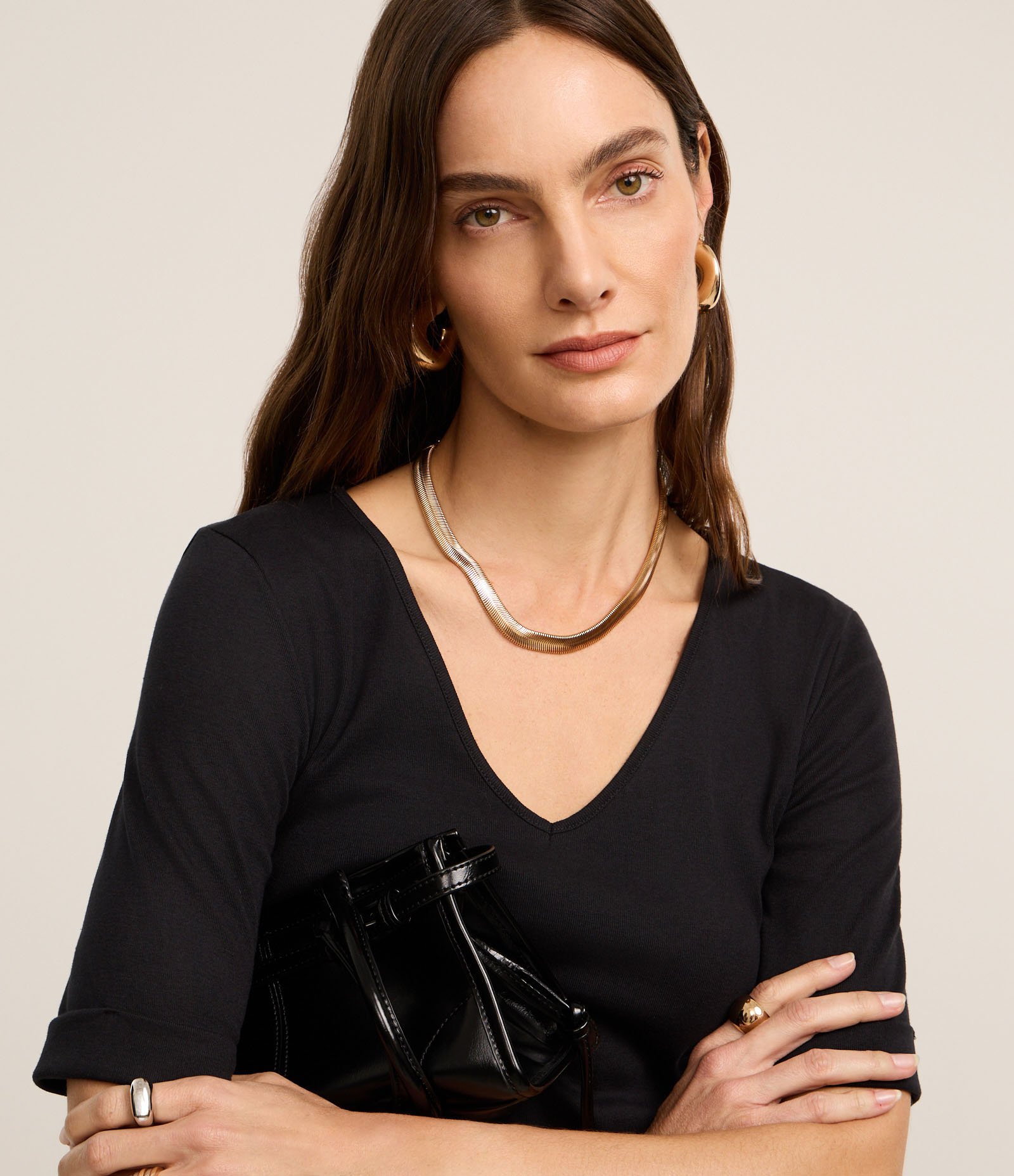 Blusa em Ribana com Decote V e Manga Dobrada Preto 4