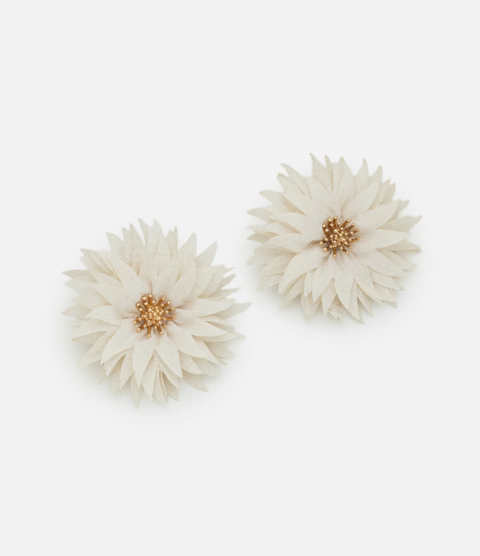 Brinco Botão em Forma Flor e Centro em Metal Branco 1