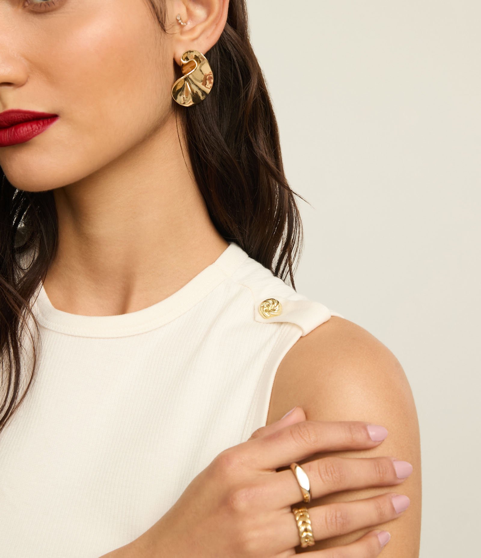 Blusa Canelada em Ribana com Botão e Faixa no Ombro Off White 4