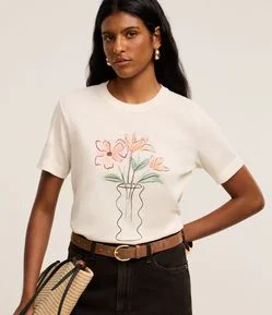 Camiseta Texturizada e com Estampa Vaso de Flor