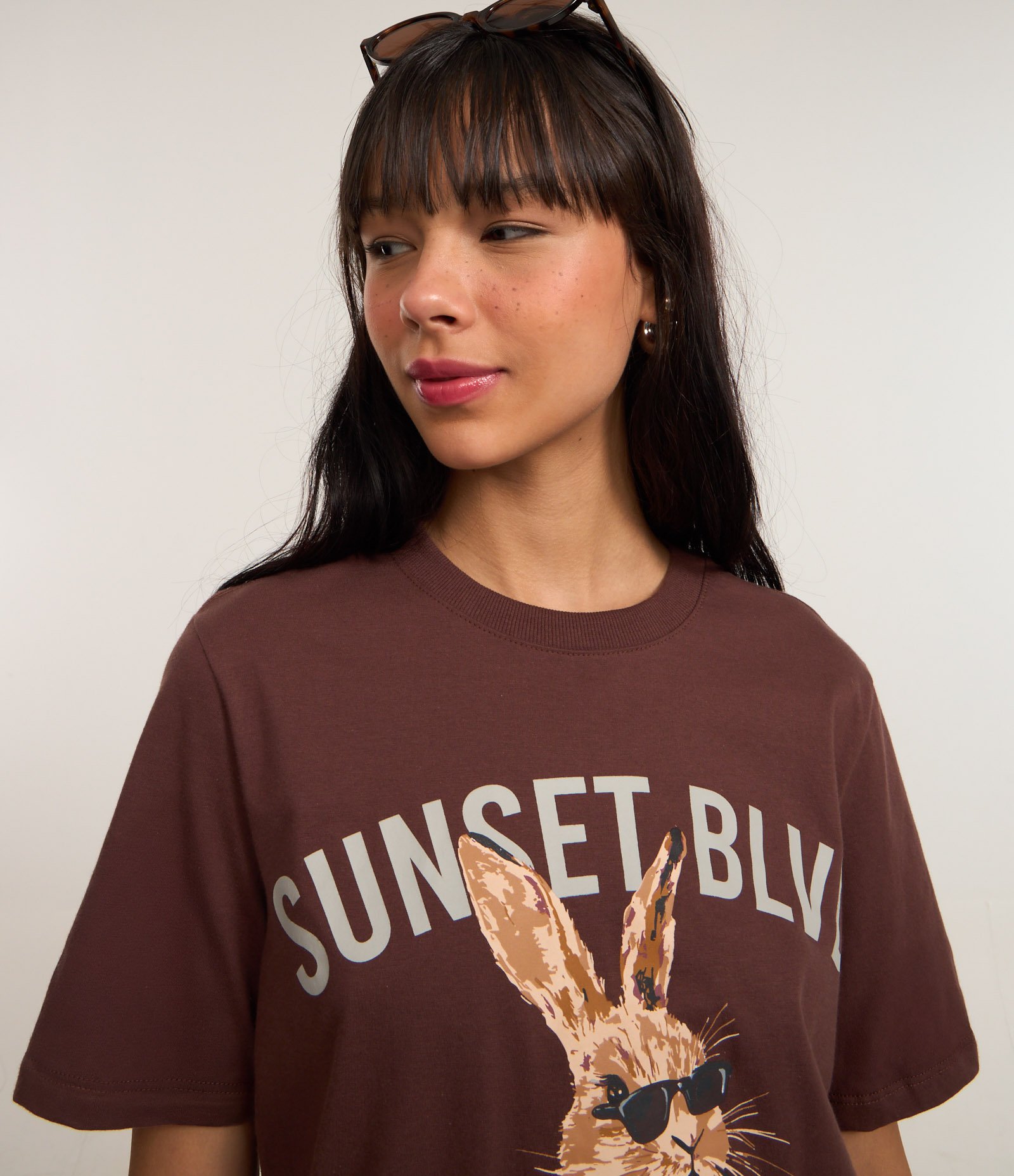 Camiseta Alongada em Algodão com Estampa Coelho Marrom 4