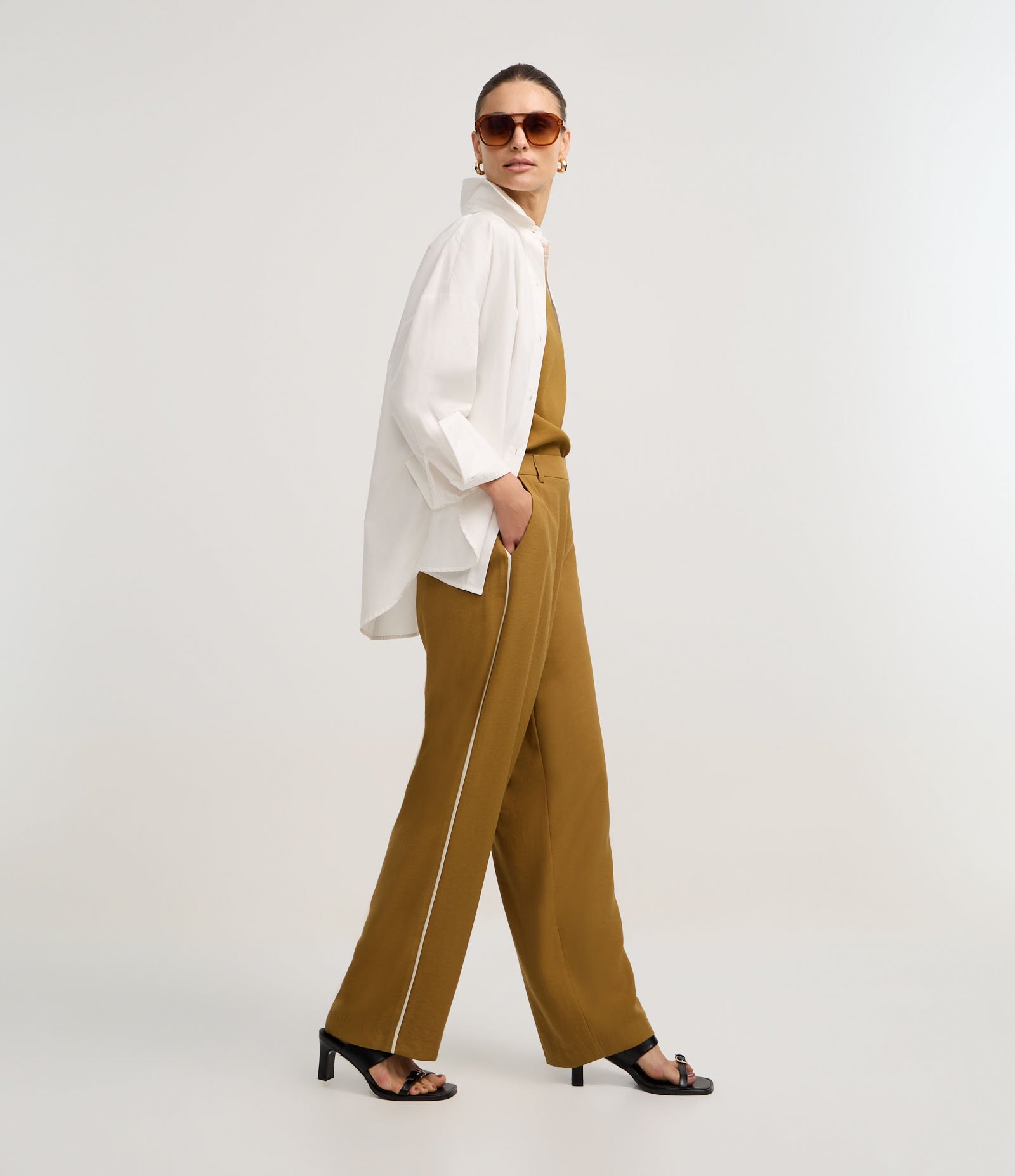 Calça Wide Leg Alfaiatada em Viscose com Listras Contrastantes Dourado 1