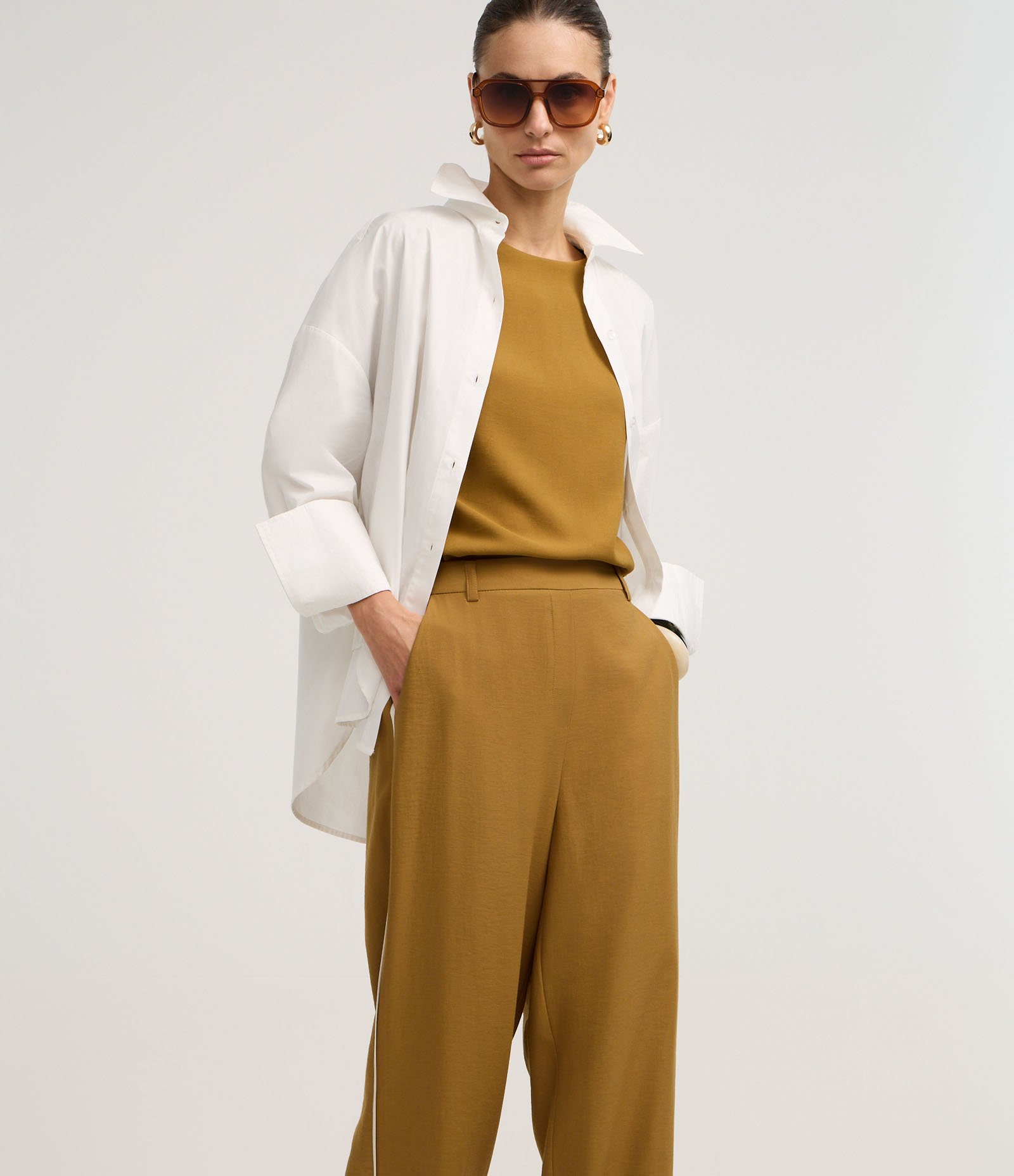 Calça Wide Leg Alfaiatada em Viscose com Listras Contrastantes Dourado 2