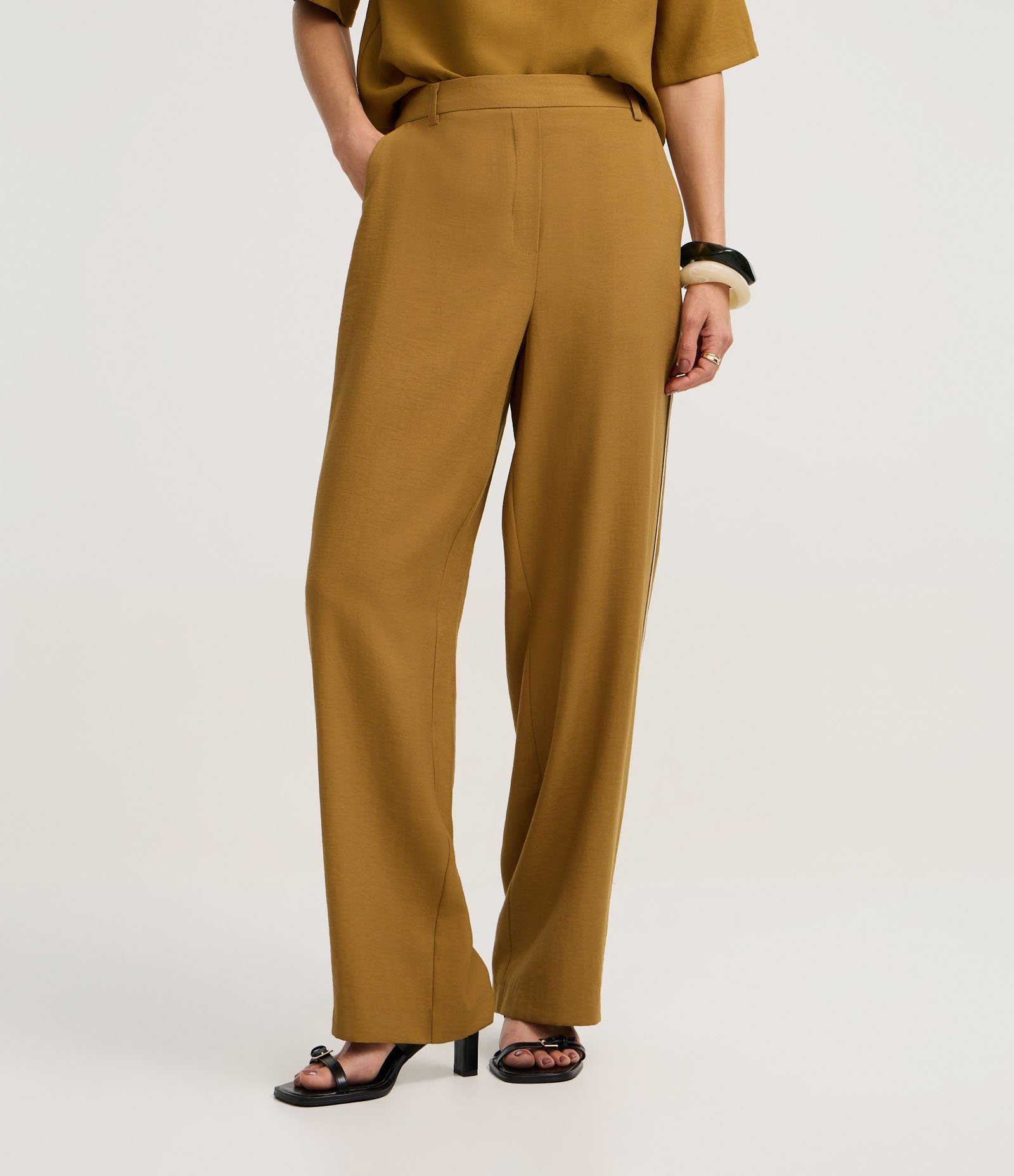 Calça Wide Leg Alfaiatada em Viscose com Listras Contrastantes Dourado 3