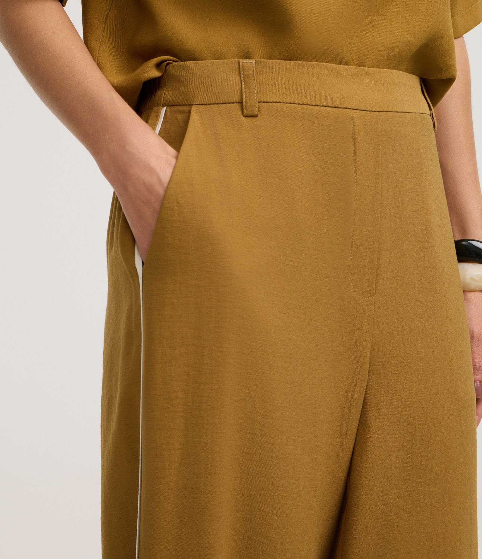 Calça Wide Leg Alfaiatada em Viscose com Listras Contrastantes Dourado 4