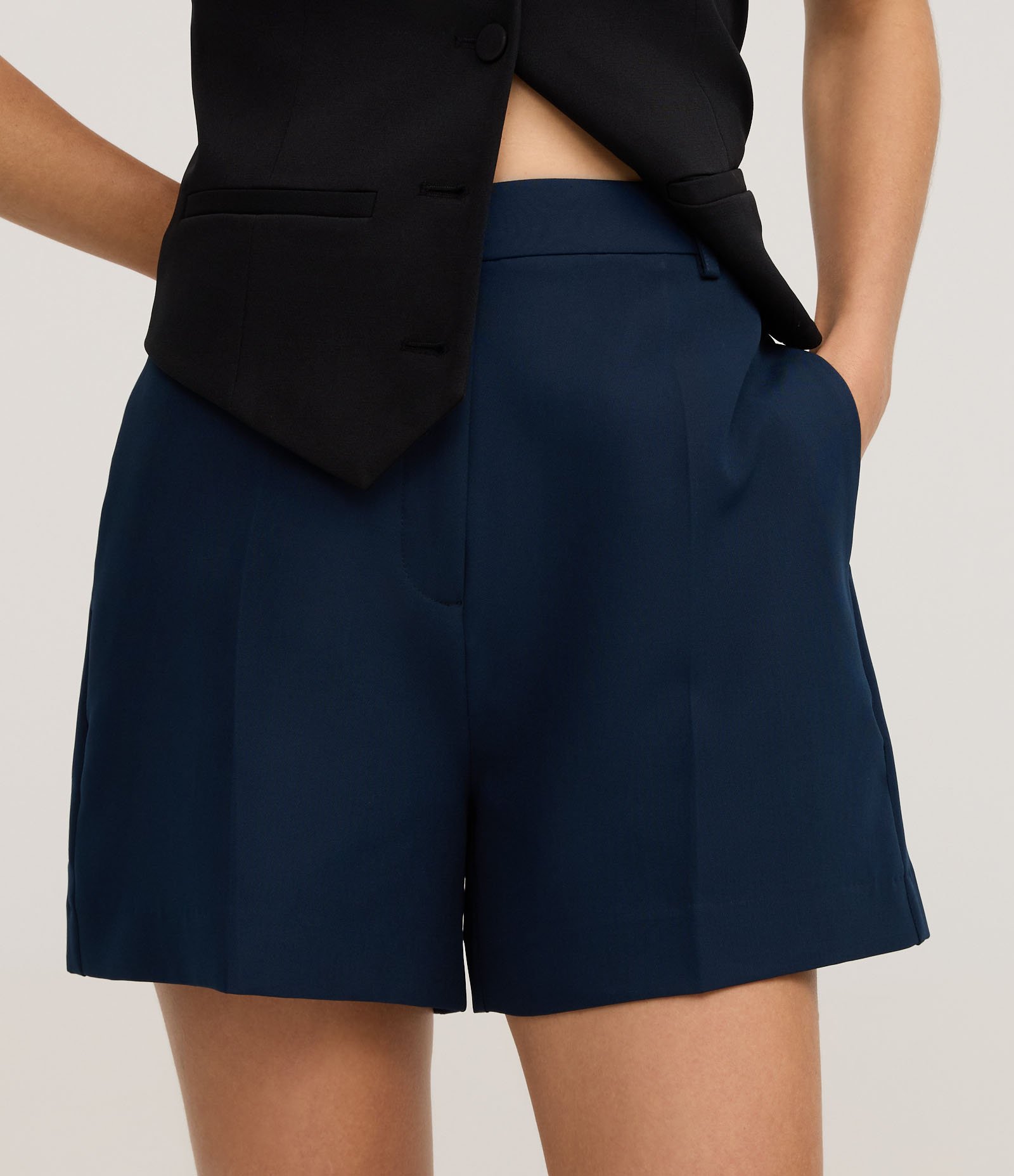 Short Alfaiatado Maquinetado com Frisos Azul Escuro 3