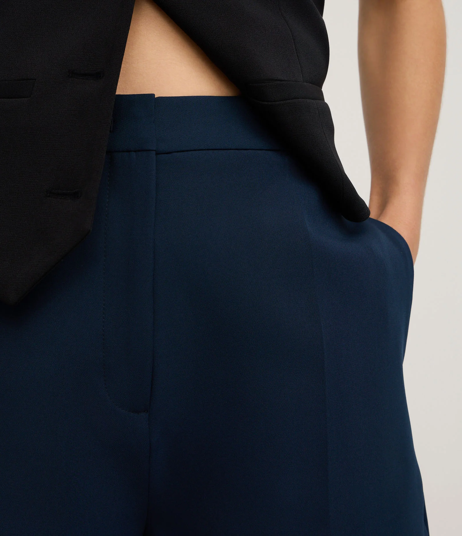 Short Alfaiatado Maquinetado com Frisos Azul Escuro 4