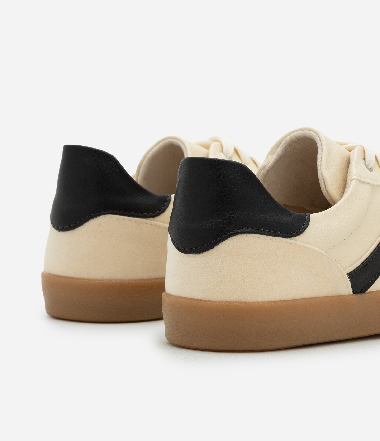 Tênis Estilo Chuteira em PU com Detalhes nas Laterais Preto/Bege 5