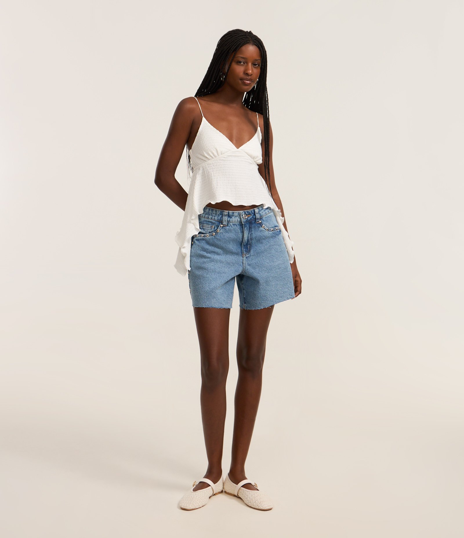 Short Cintura Médio em Jeans com Tachas e Barra Cortada Azul 1