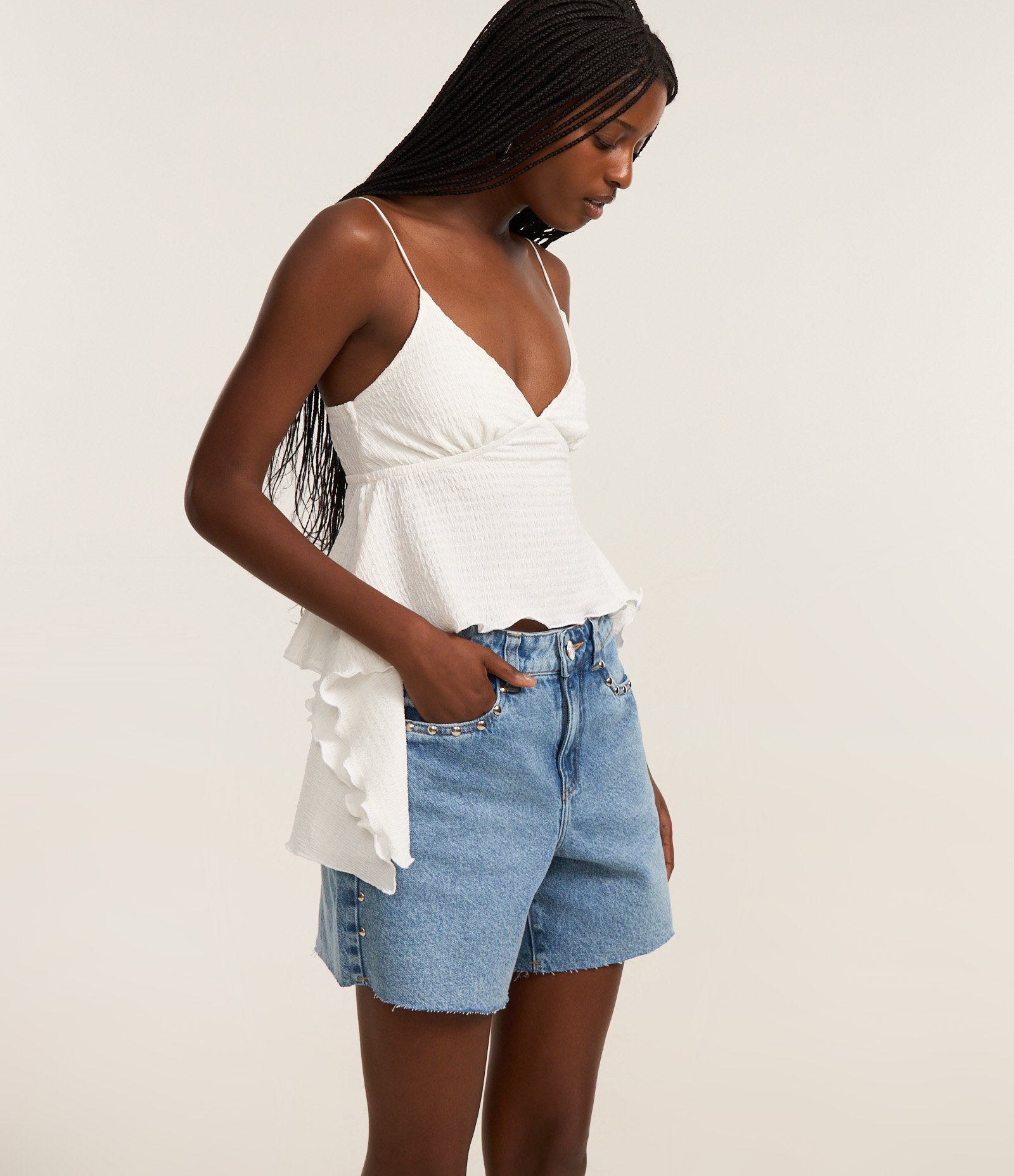 Short Cintura Médio em Jeans com Tachas e Barra Cortada Azul 2