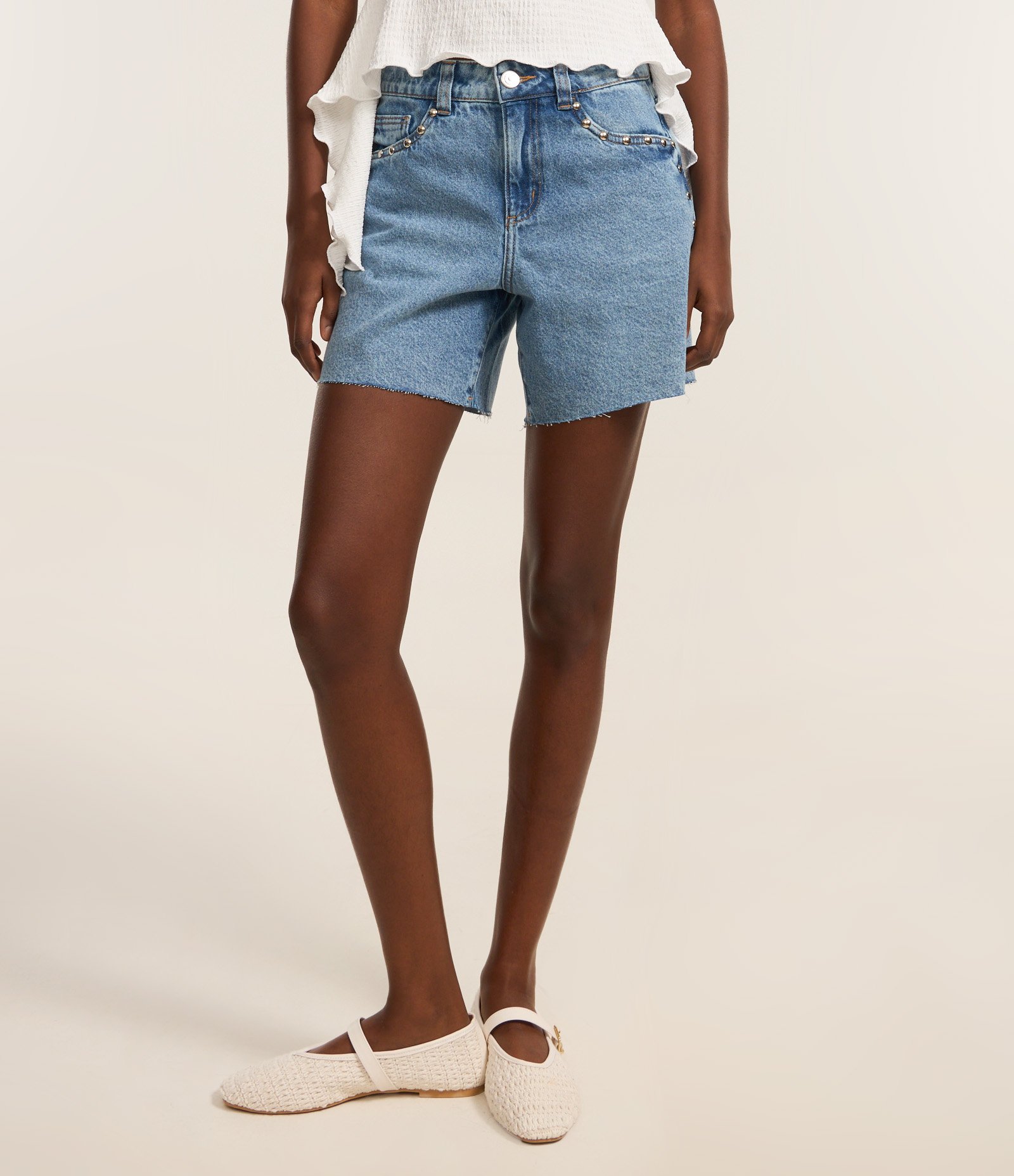 Short Cintura Médio em Jeans com Tachas e Barra Cortada Azul 3