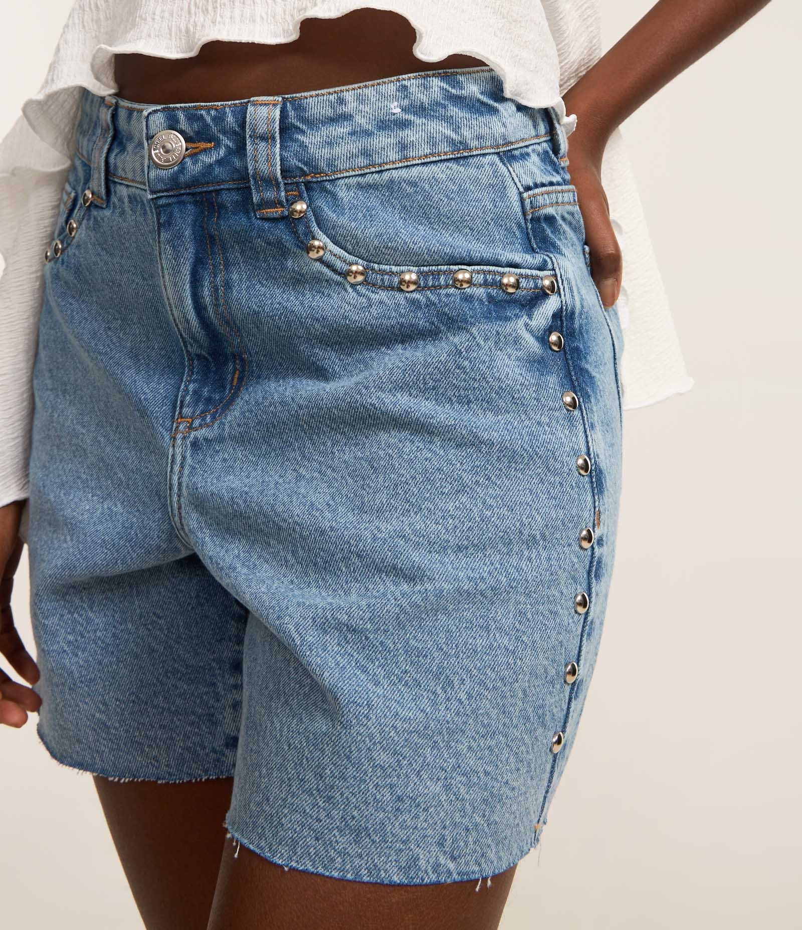 Short Cintura Médio em Jeans com Tachas e Barra Cortada Azul 4