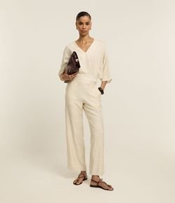 Calça Wide Leg em Laise com Bordado Floral e Bolsos