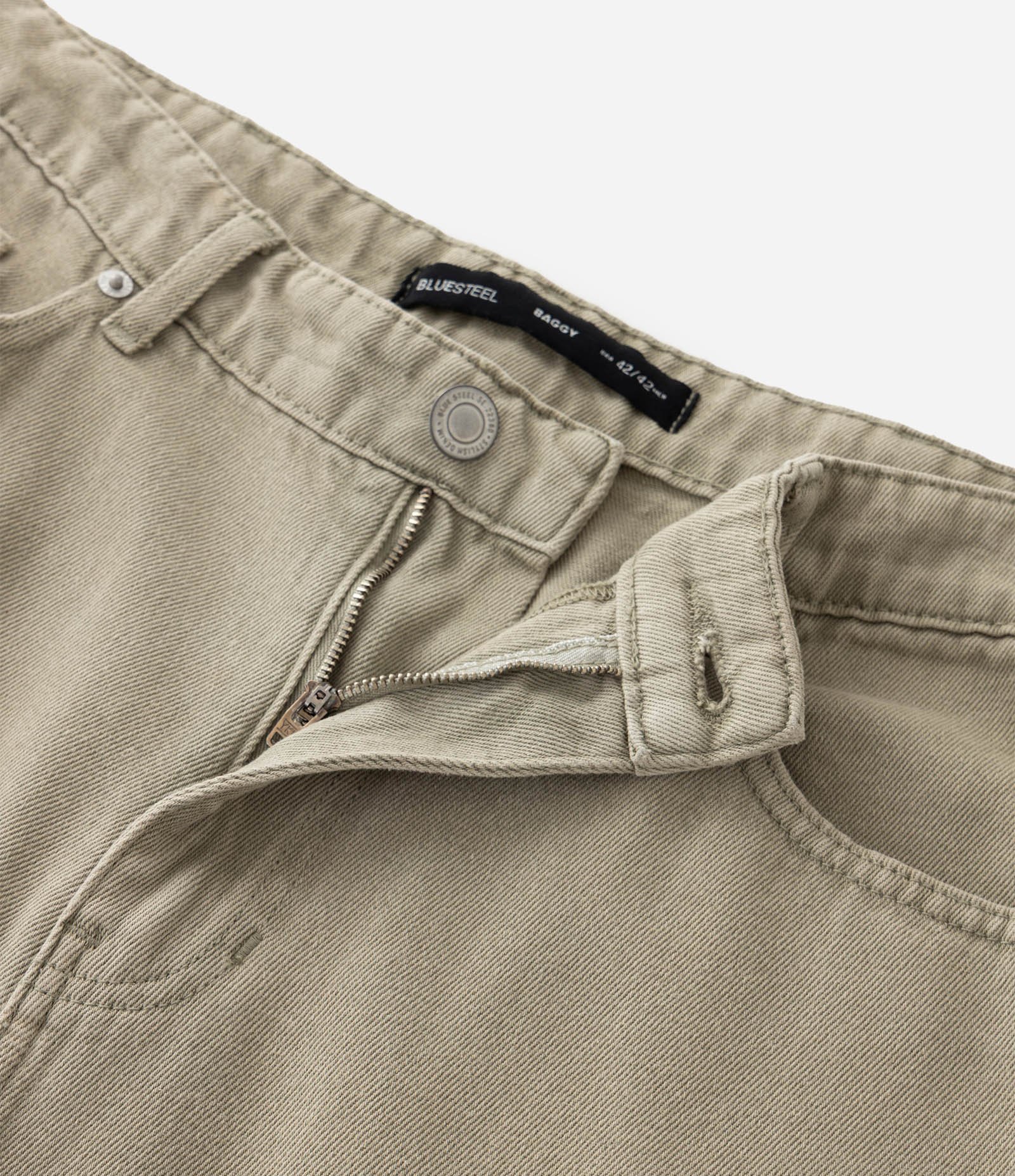 Bermuda Baggy Relaxed em Sarja Lavada com Bolso Carpinteiro Verde 10