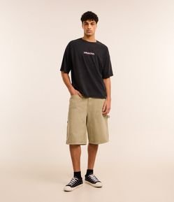 Bermuda Baggy Relaxed em Sarja Lavada com Bolso Carpinteiro