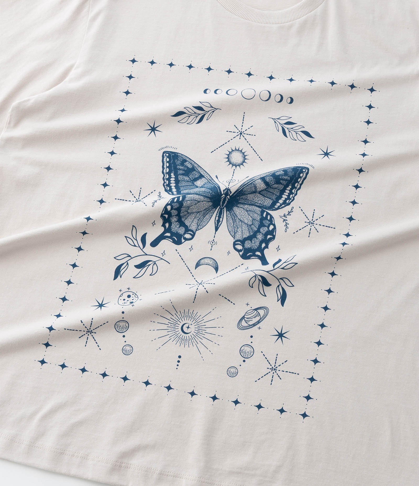 Camiseta Alongada com Borboleta Curve & Plus Size Bege 9