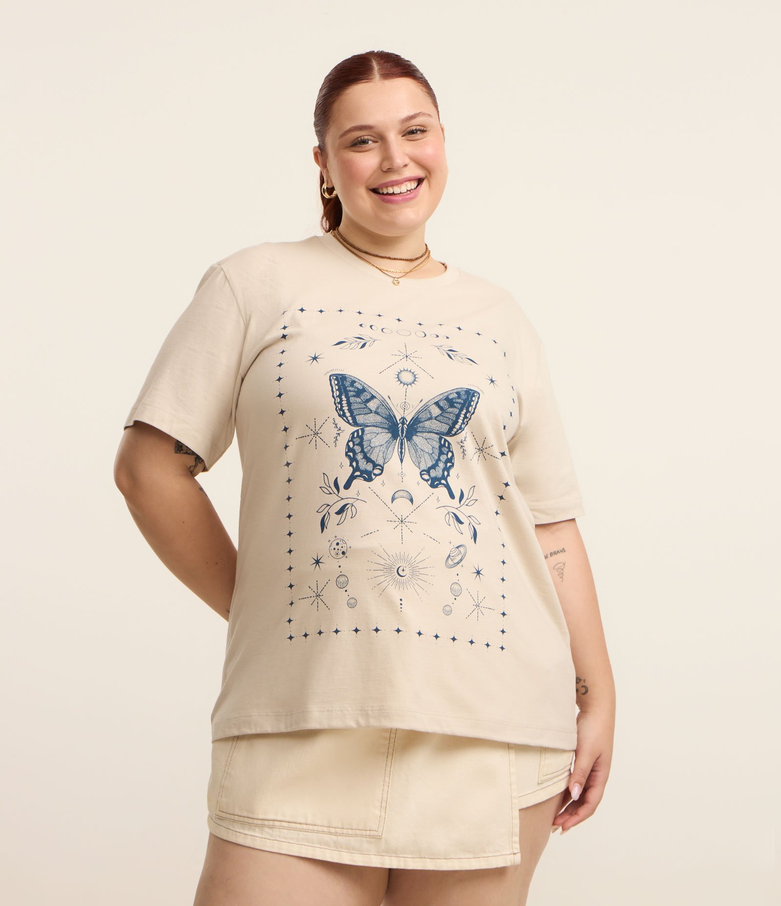Camiseta Alongada com Borboleta Curve & Plus Size Bege 1