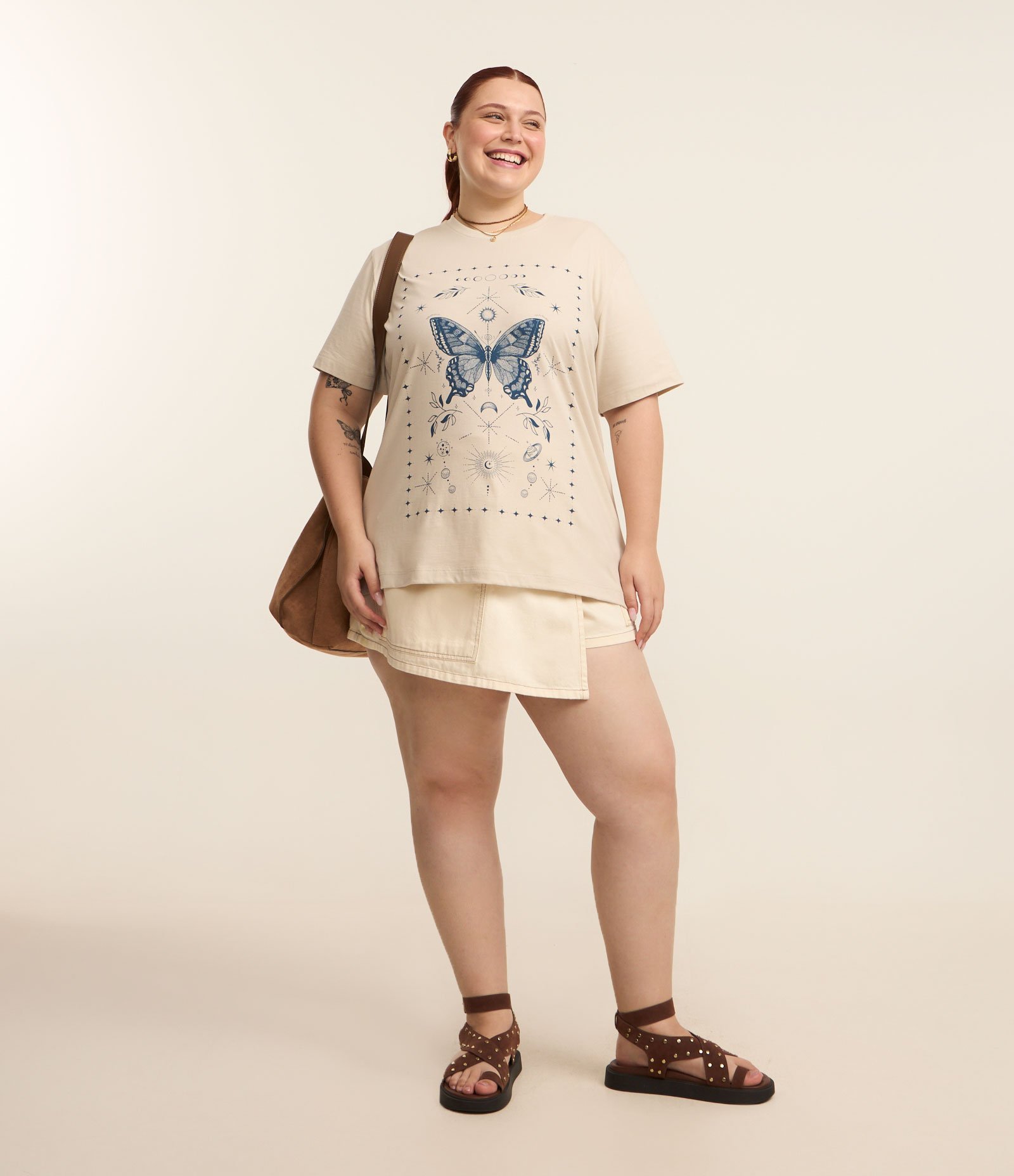 Camiseta Alongada com Borboleta Curve & Plus Size Bege 2